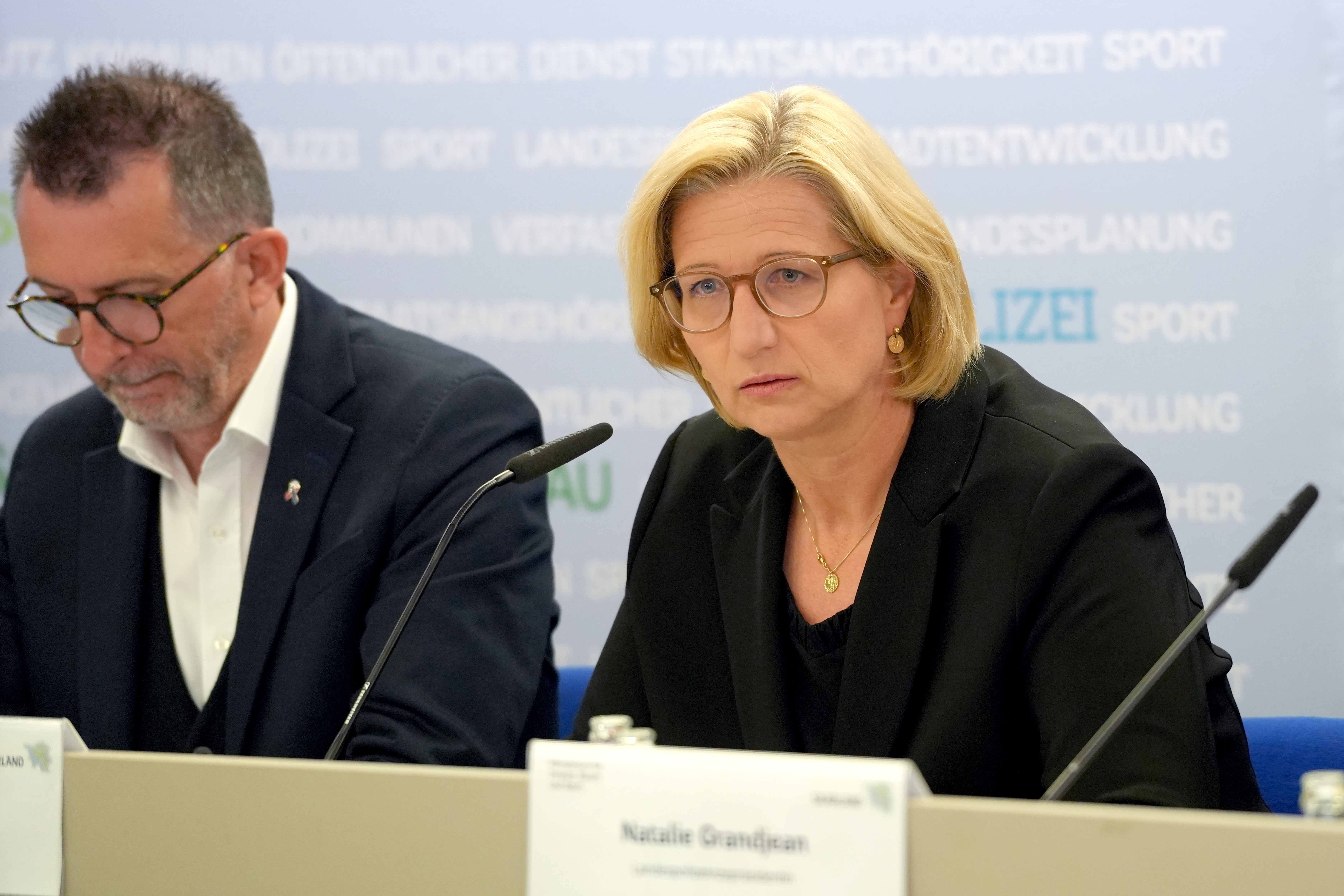 22. August 2025, Saarland, Völklingen: Anke Rehlinger (SPD), Ministerpräsidentin des Saarlandes, und Reinhold Jost (SPD), Innenminister des Saarlandes, sprechen auf einer Pressekonferenz. Ein Polizist wurde bei einem Überfall auf eine Tankstelle durch Schüsse getötet. | Quelle: Getty Images