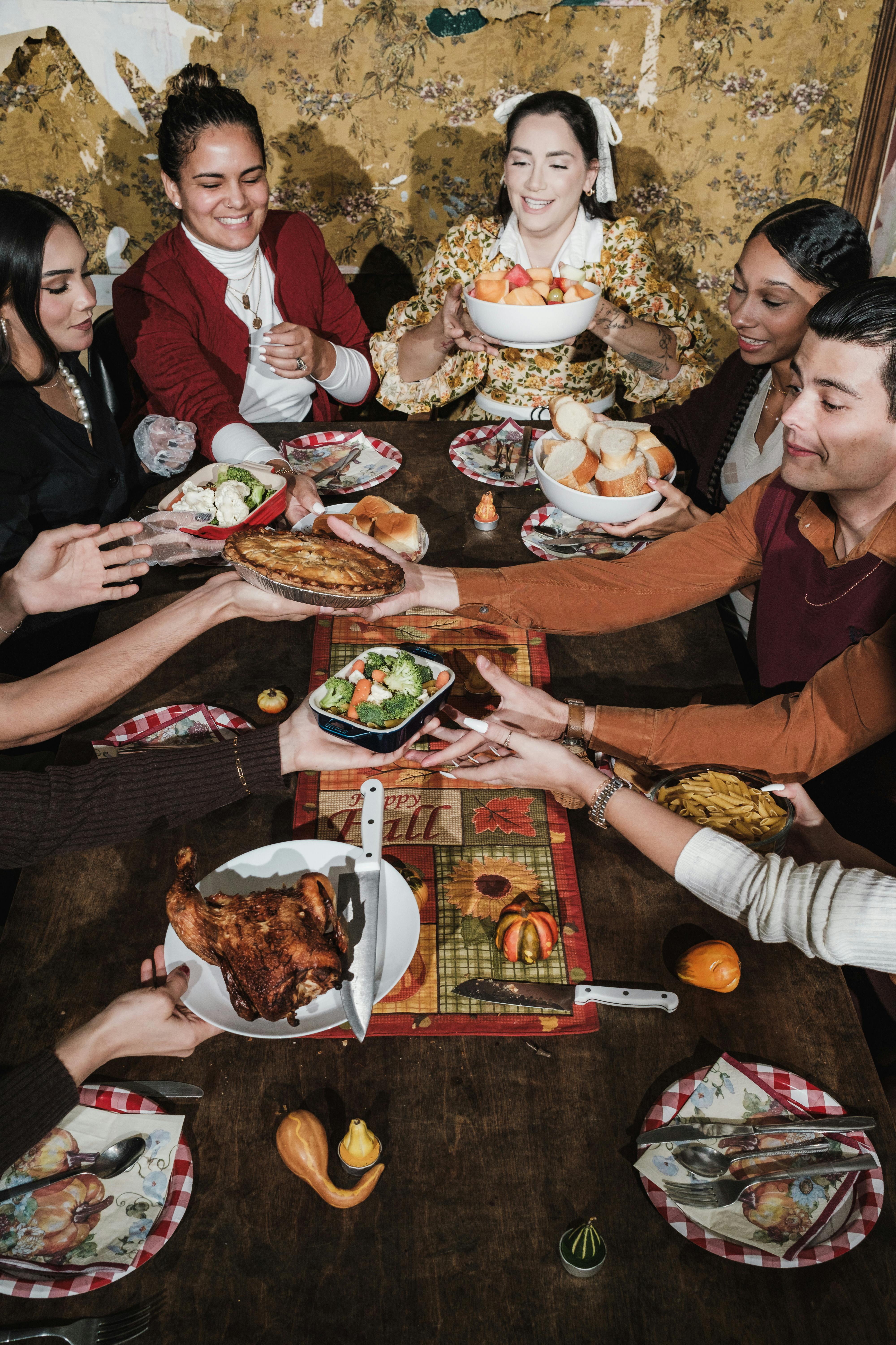 Menschen bei einer Dinnerparty | Quelle: Pexels