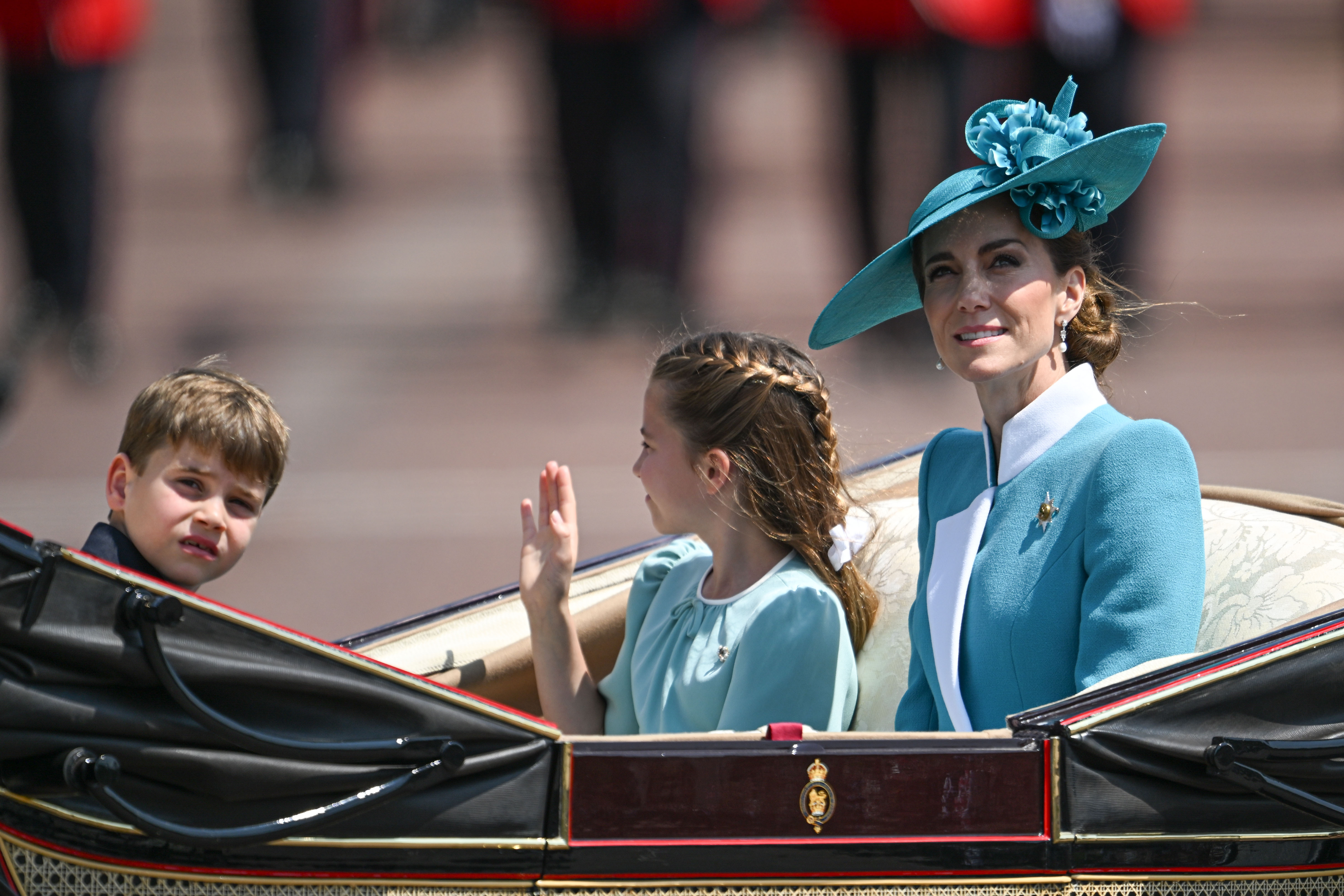 Prinzessin Catherine, Prinzessin Charlotte und Prinz Louis nehmen an der Trooping the Colour Parade in London teil und strahlen Eleganz und Charme aus. Seite an Seite stehen die königliche Mutter und Tochter inmitten des Festumzugs und fangen einen anmutigen Moment im Herzen der großen Tradition der Hauptstadt ein.