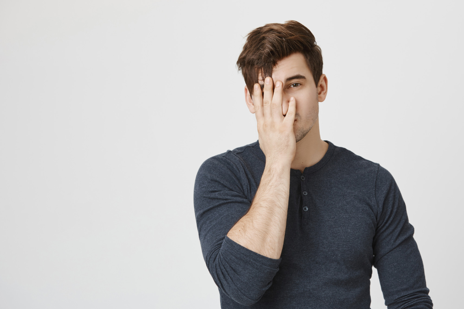 Ein am Boden zerstörter Mann | Quelle: Freepik