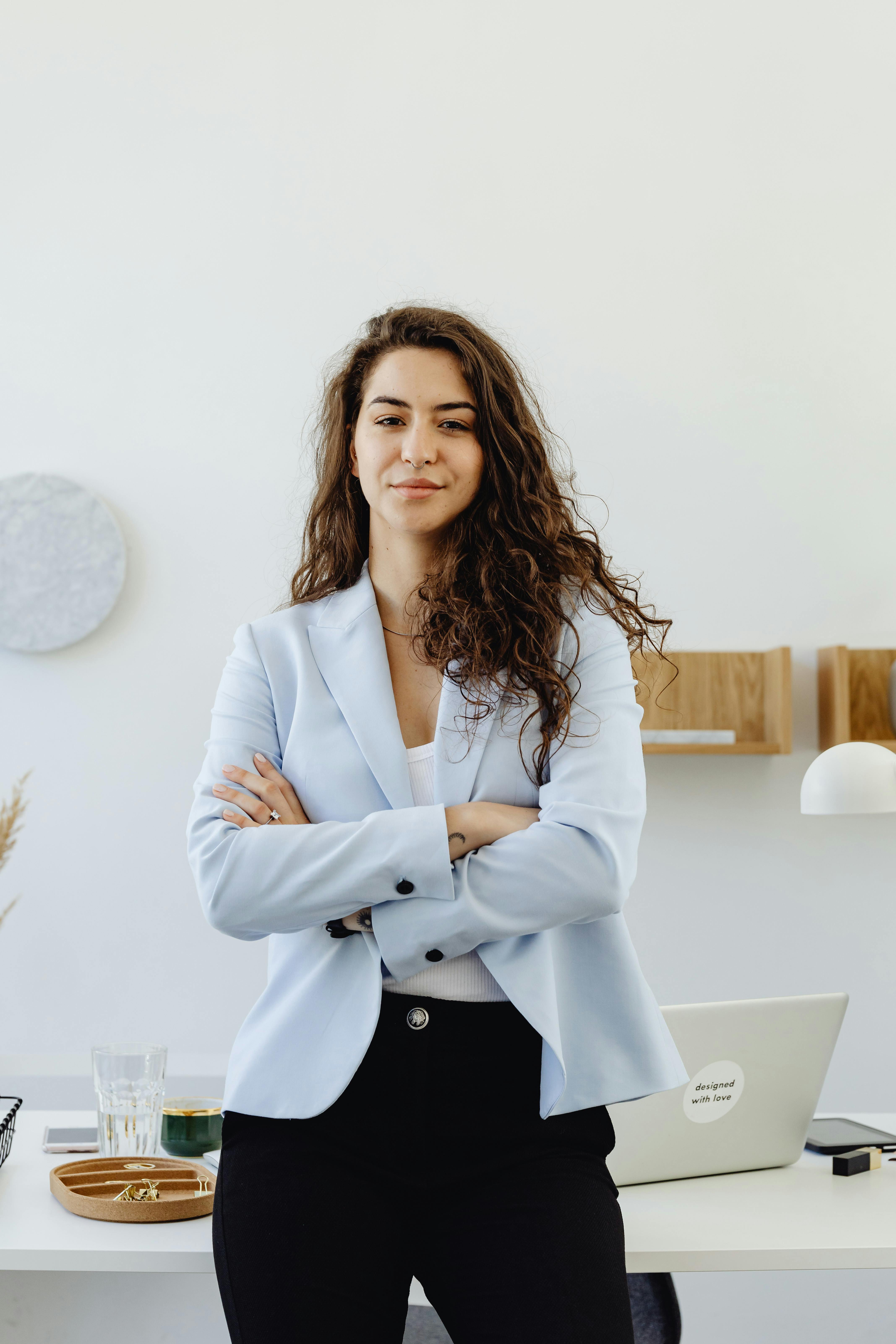 Eine seriöse Frau in formeller Kleidung | Quelle: Pexels