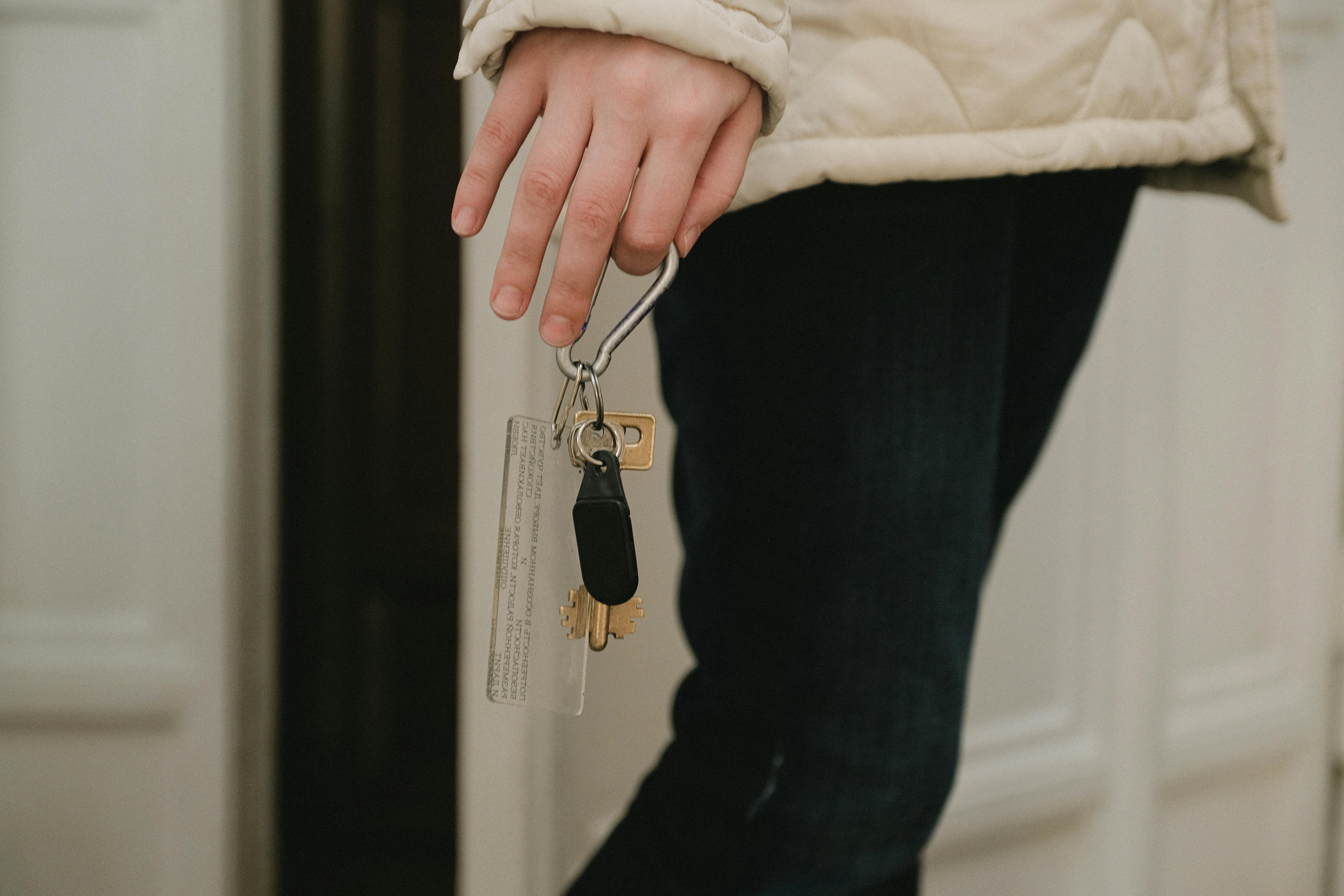 Eine Person mit Schlüsseln | Quelle: Pexels