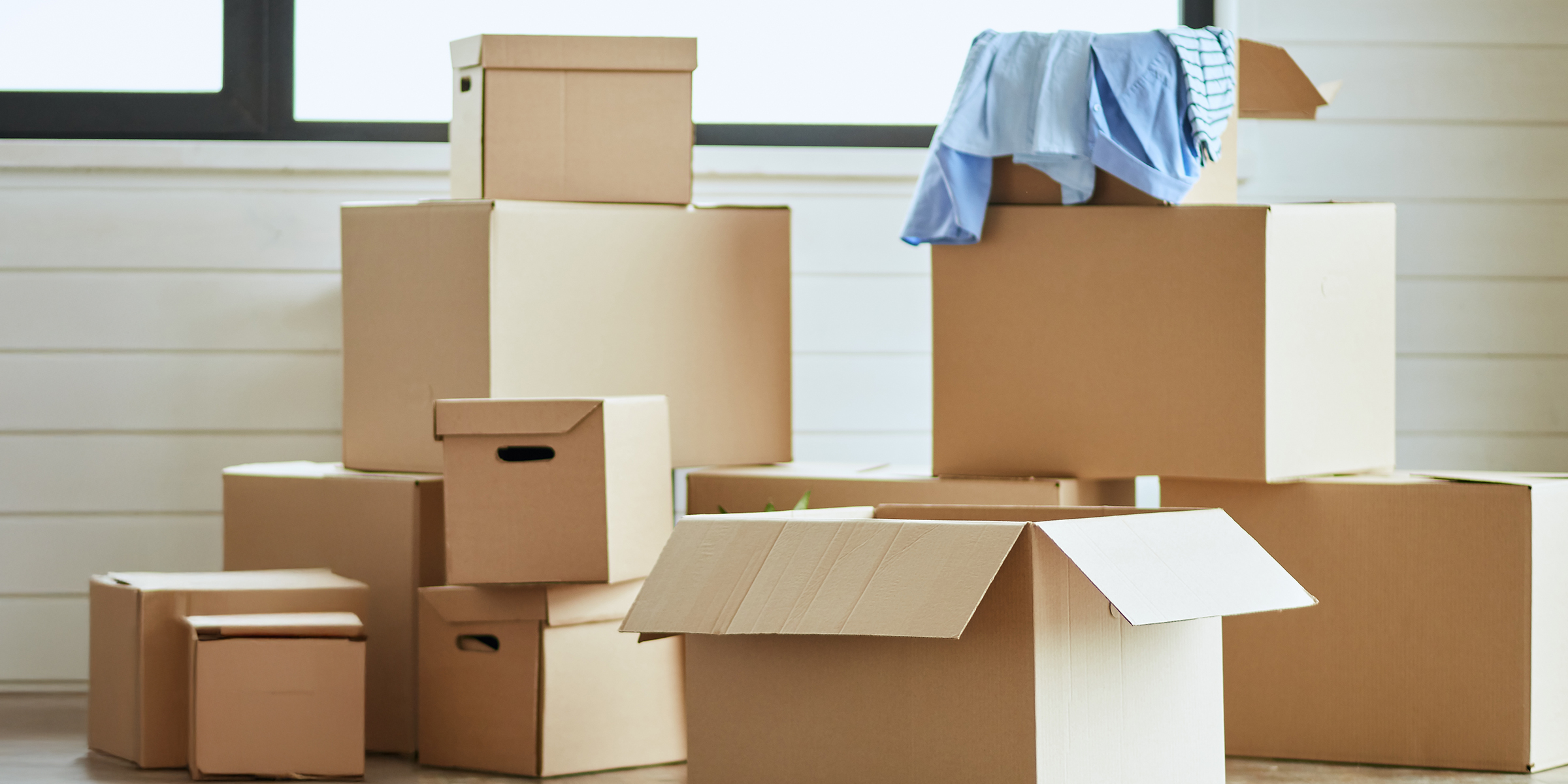 Pappkartons in einem Haus | Quelle: Shutterstock