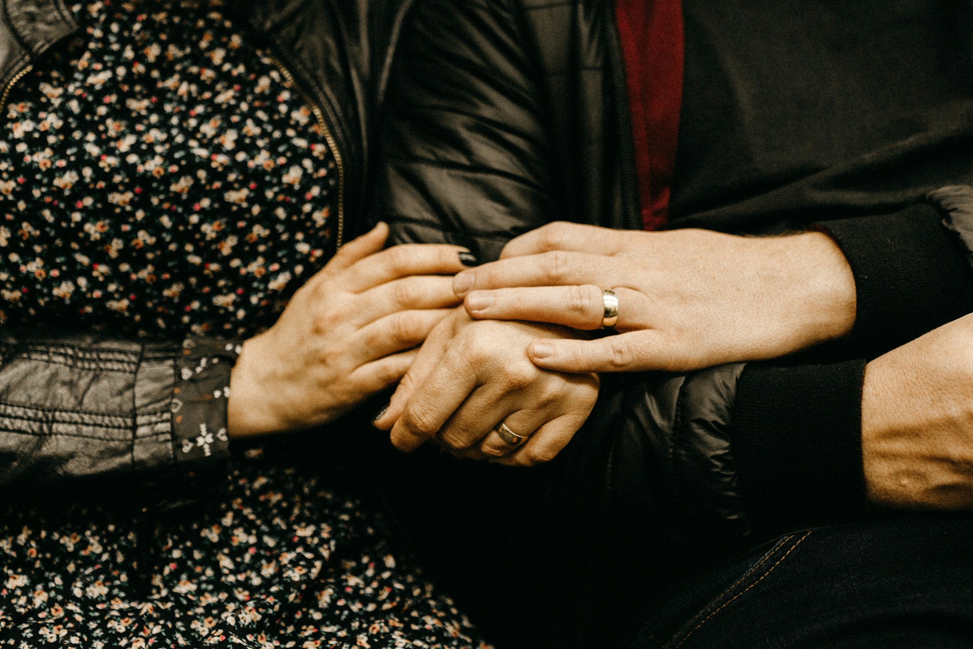 Nahaufnahme eines händchenhaltenden Paares | Quelle: Unsplash
