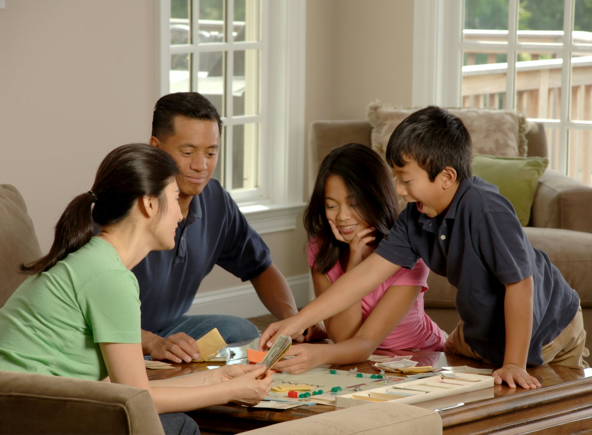 Eine Familie spielt ein Brettspiel | Quelle: Unsplash