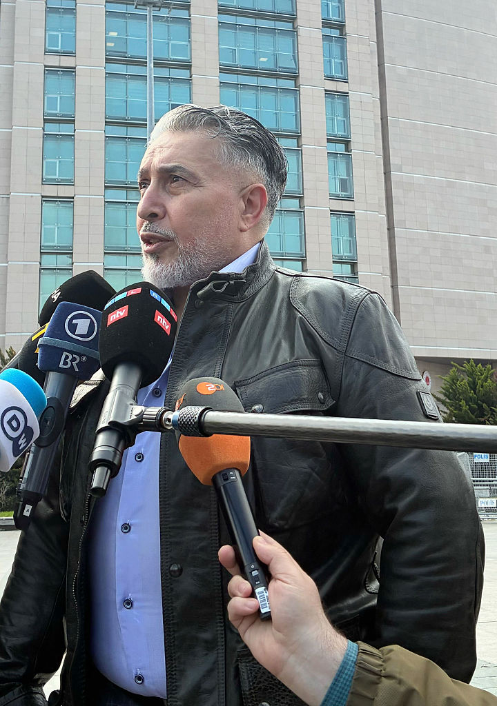 Yilmaz Böcek, der trauernde Vater der Familie aus Hamburg, die in Istanbul ums Leben kam, nimmt an der Verhandlung zum Tod der vierköpfigen Familie teil | Quelle: Getty Images
