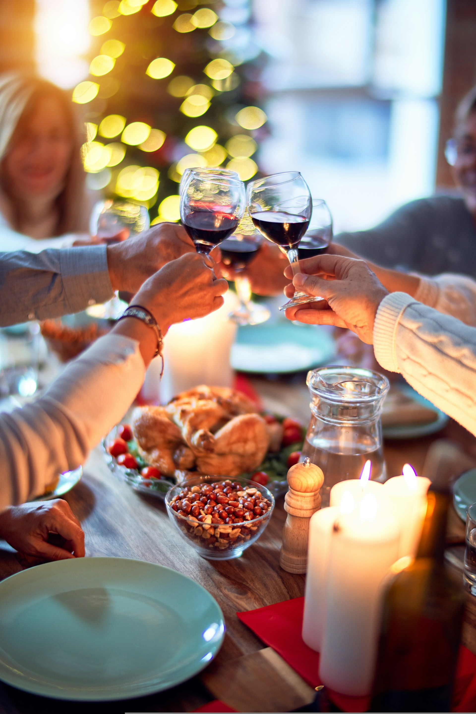 Menschen stoßen beim Thanksgiving-Dinner an | Quelle: Unsplash