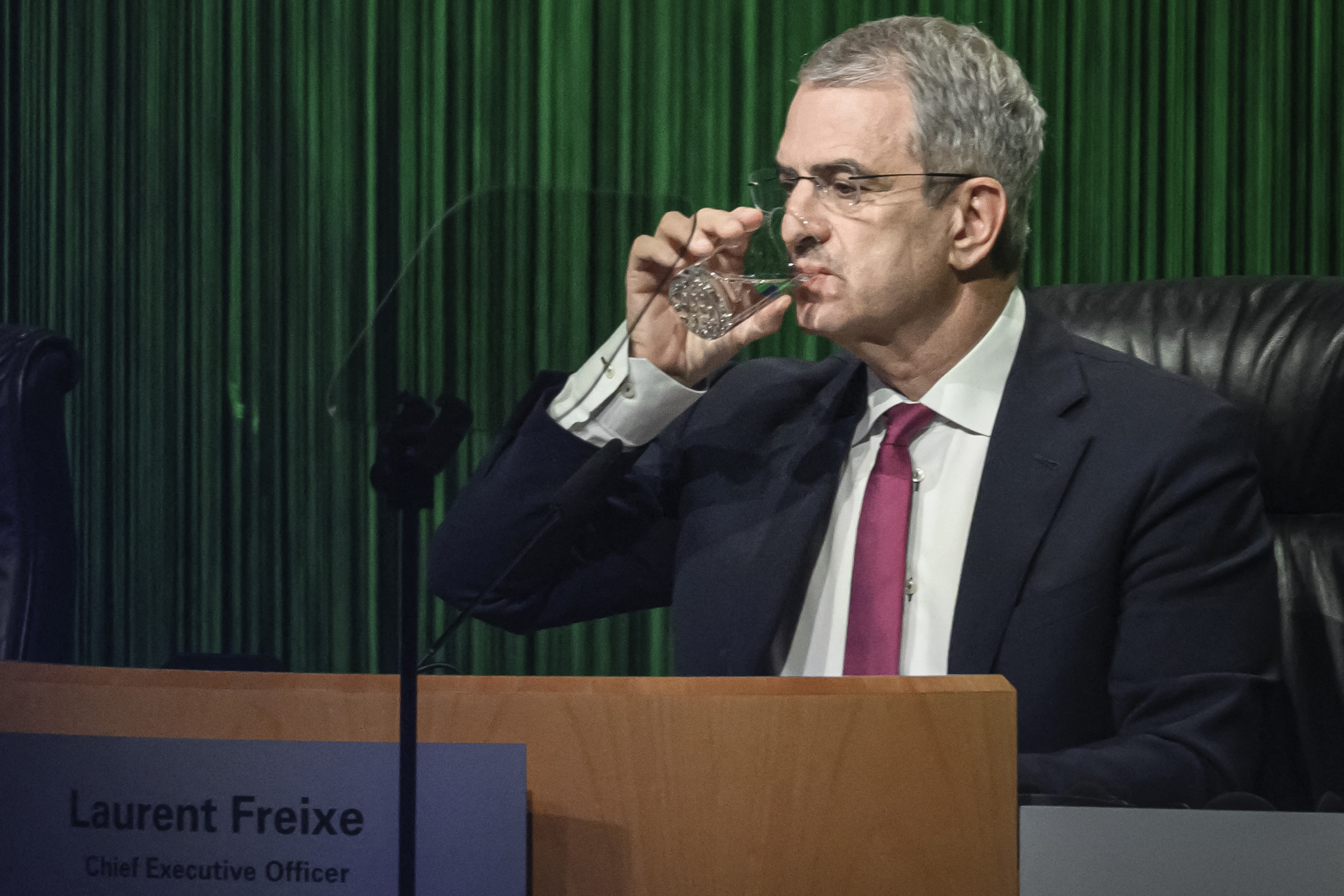 Nestlé-CEO Laurent Freixe trinkt Wasser während einer Hauptversammlung des Schweizer Lebensmittelkonzerns Nestlé in Ecublens bei Lausanne am 16. April 2025. | Quelle: Getty Images