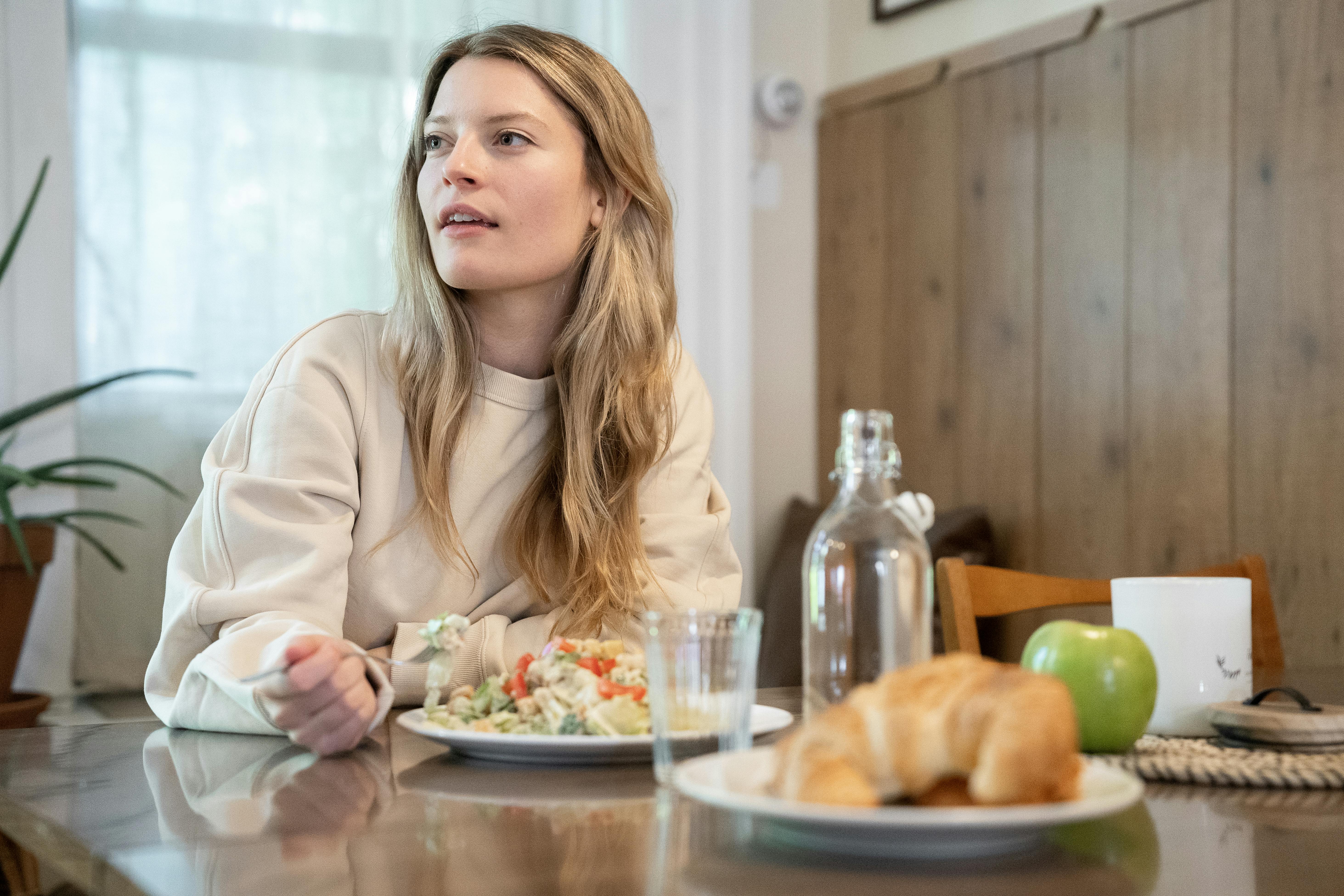 Eine verwirrte Frau bei einer Mahlzeit | Quelle: Pexels