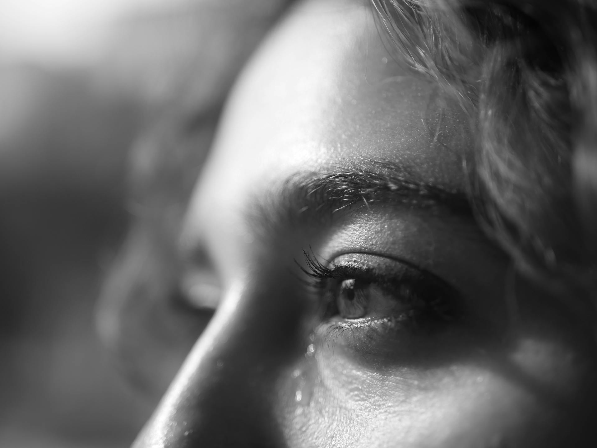 Eine emotionale Frau unter Tränen | Quelle: Pexels