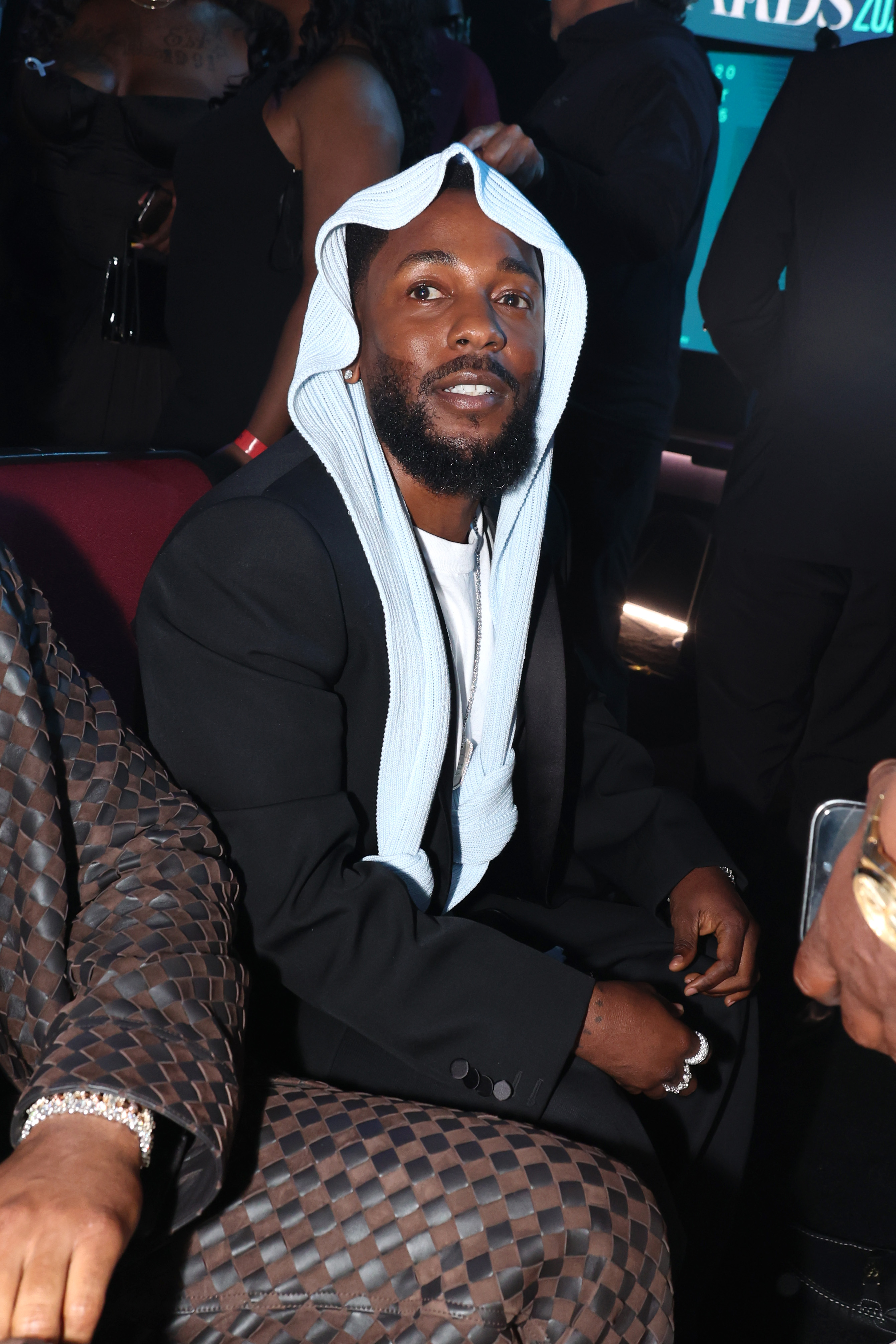 Während der BET Awards 2025 saß Kendrick Lamar im Publikum und lächelte entspannt. Seine Kopfbedeckung war der Mittelpunkt des Online-Trubels, als er die Show von seinem Platz im Peacock Theater aus verfolgte.