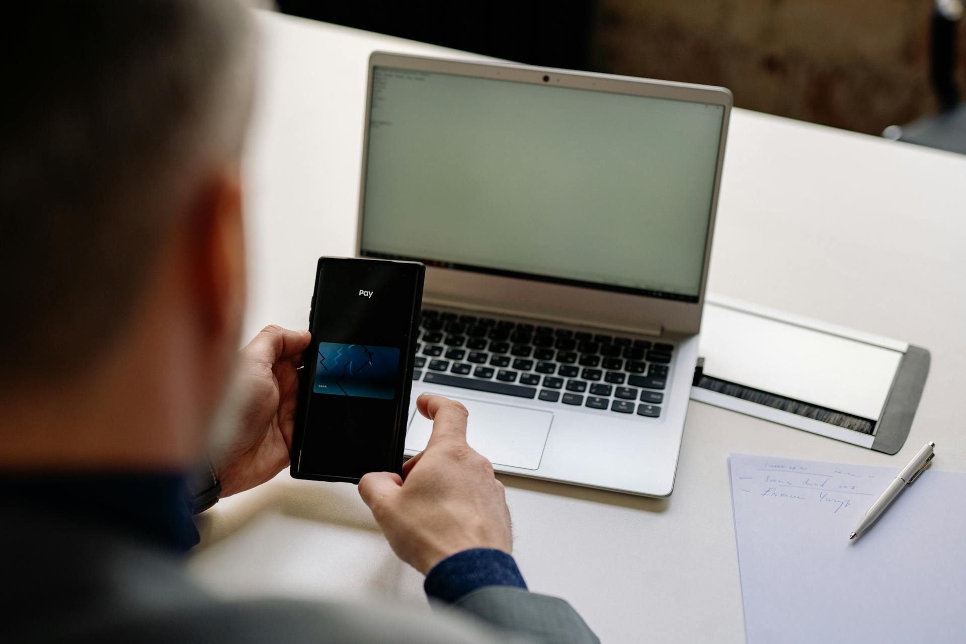 Ein Mann benutzt sein Telefon | Quelle: Pexels