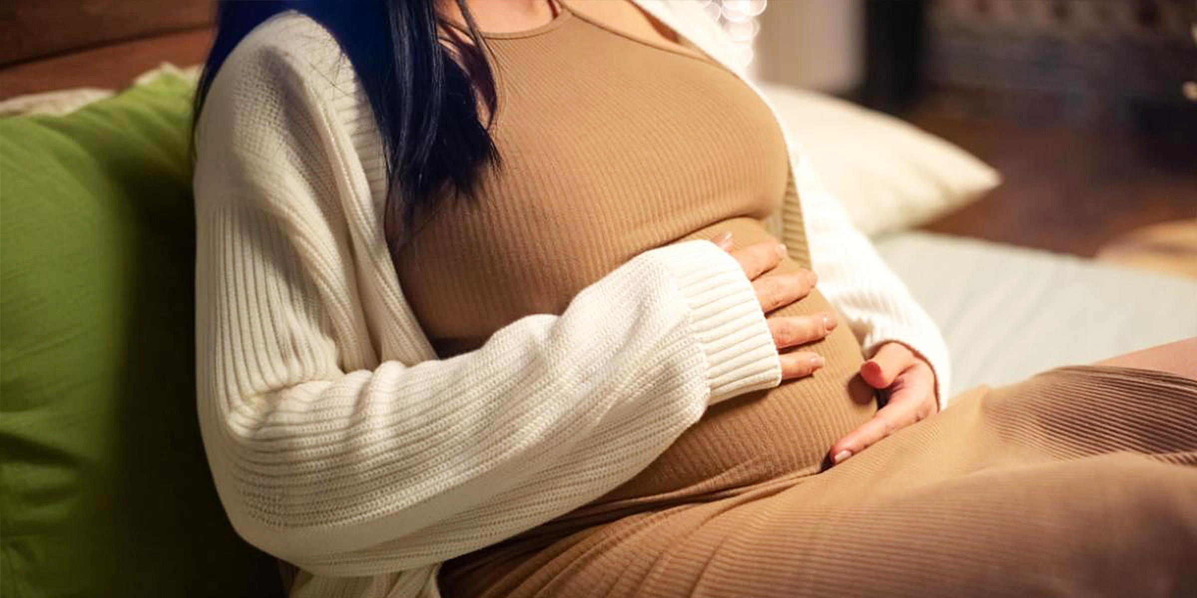 Eine schwangere Frau, die ihren Bauch wiegt | Quelle: Freepik