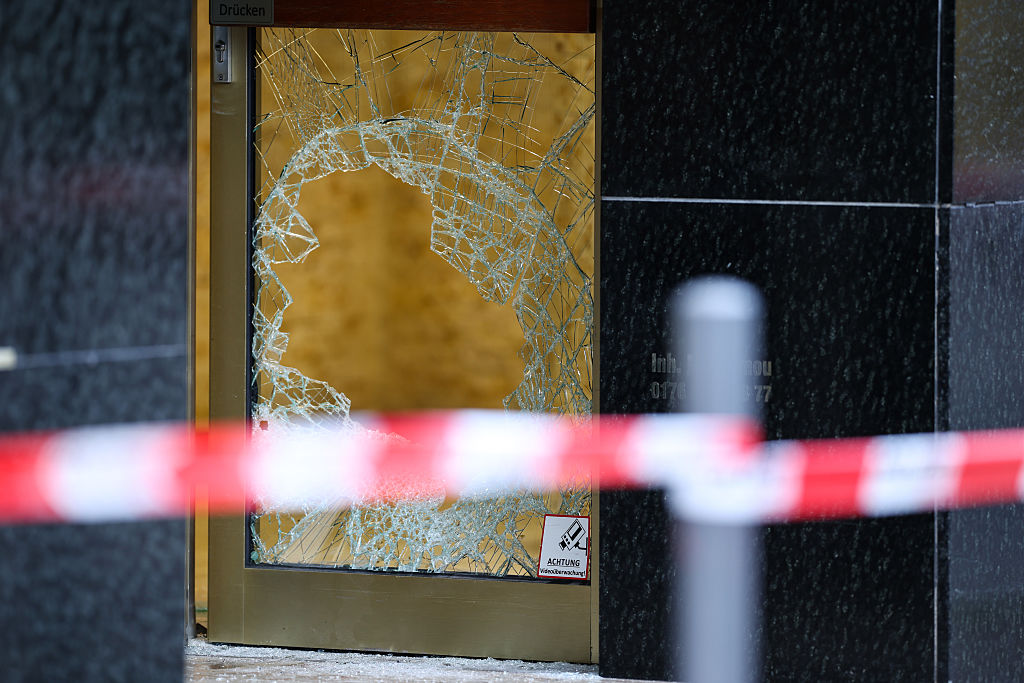 In einem Juweliergeschäft ist eine zerbrochene Glastür zu sehen. Die Polizei hat nach einem Raubüberfall auf ein Juweliergeschäft in der Innenstadt von Gelsenkirchen zwei Verdächtige festgenommen, 2025 | Quelle: Getty Images