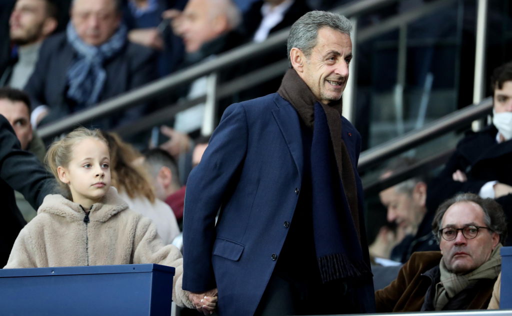 Der ehemalige französische Präsident Nicolas Sarkozy und seine Tochter Giulia Sarkozy (links) schauen sich am 20. November 2021 in Paris das Ligue 1 Uber Eats-Spiel zwischen Paris Saint Germain und dem FC Nantes im Parc des Princes an. | Quelle: Getty Images