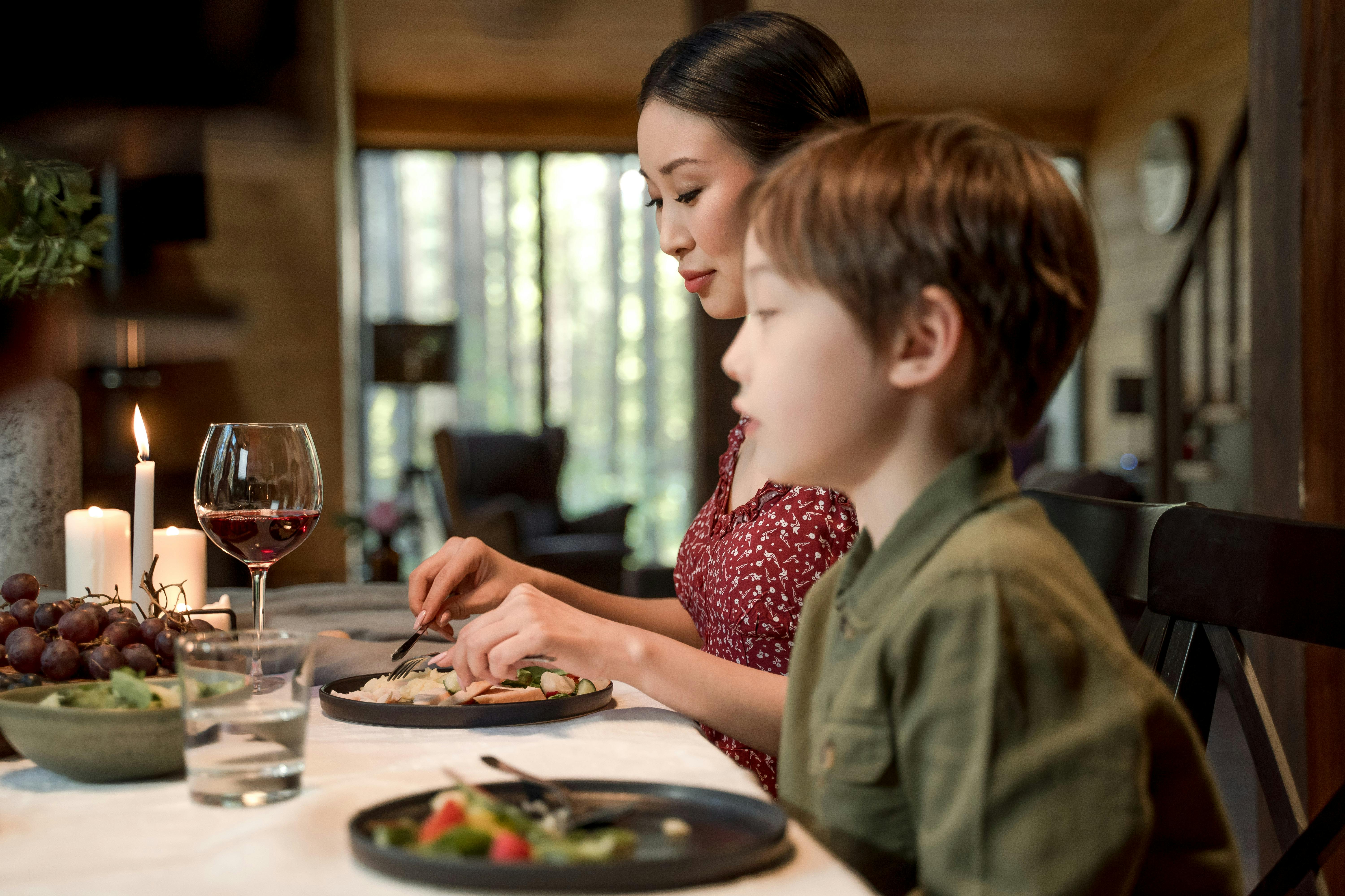 Mutter und Sohn beim Abendessen | Quelle: Pexels