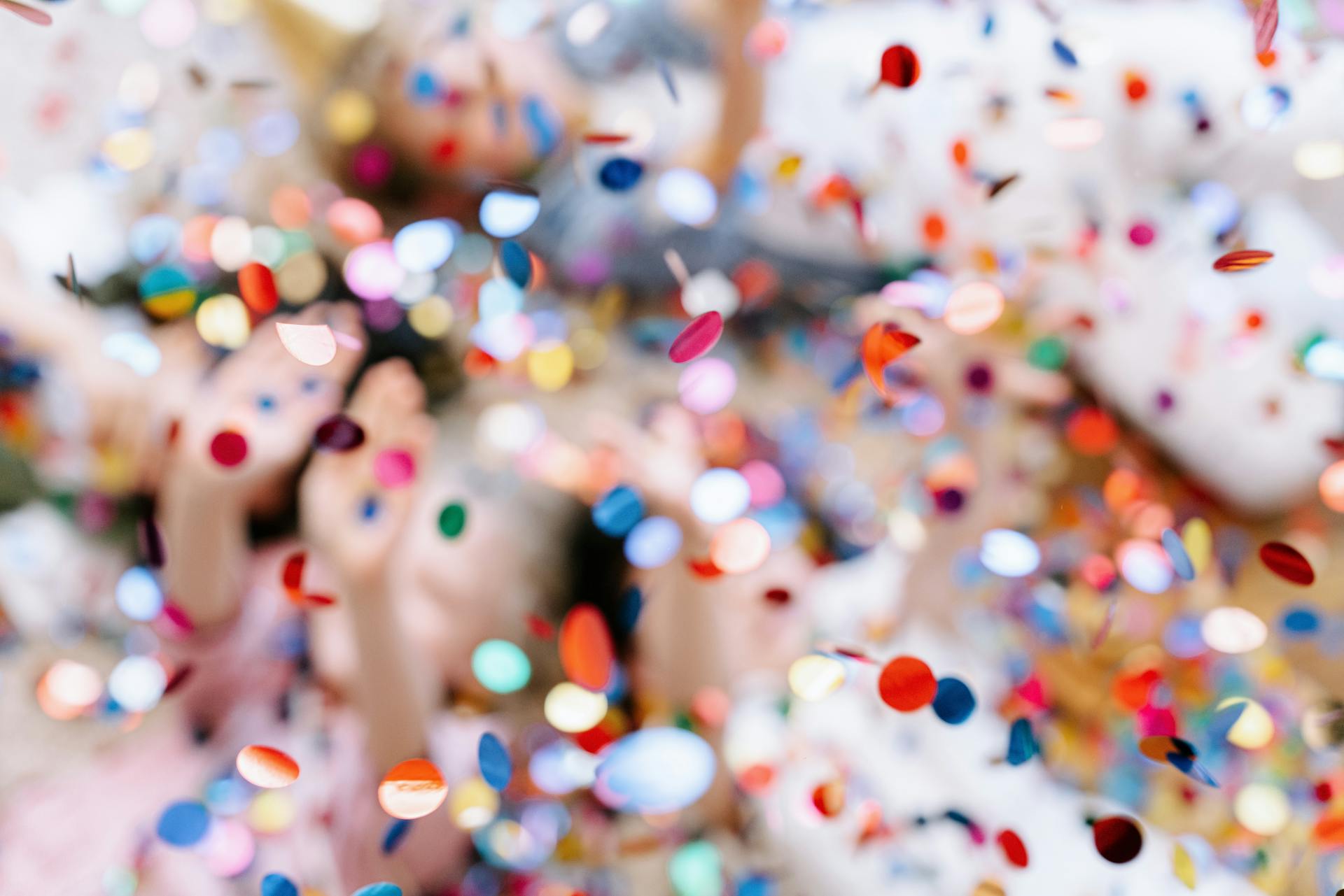 Konfetti fliegt durch die Luft | Quelle: Pexels
