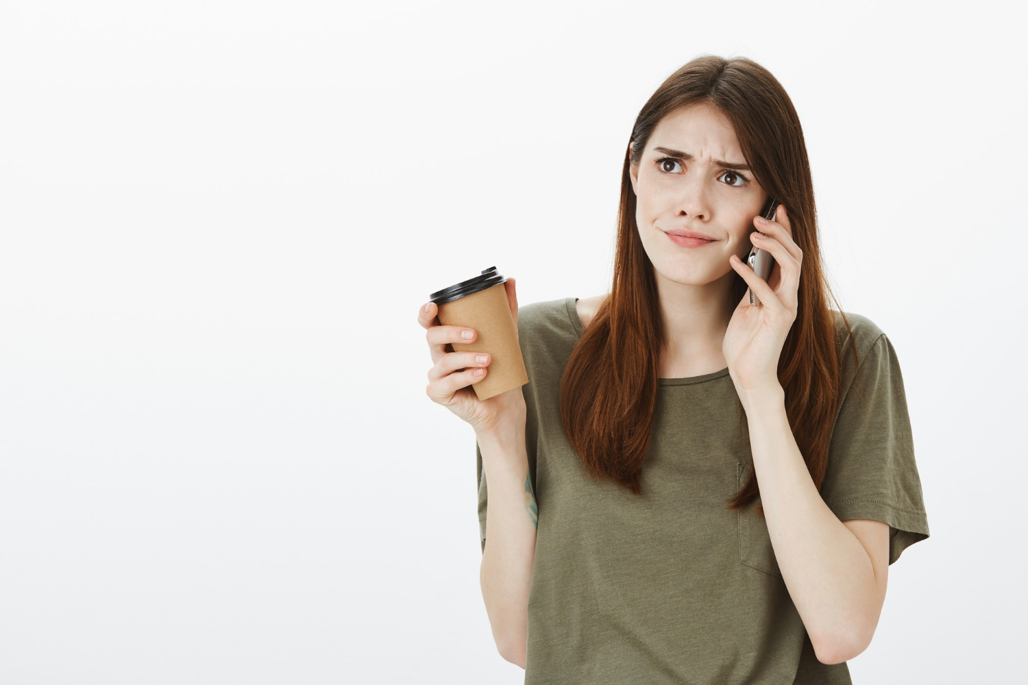 Eine genervte Frau beim Telefonieren | Quelle: Freepik