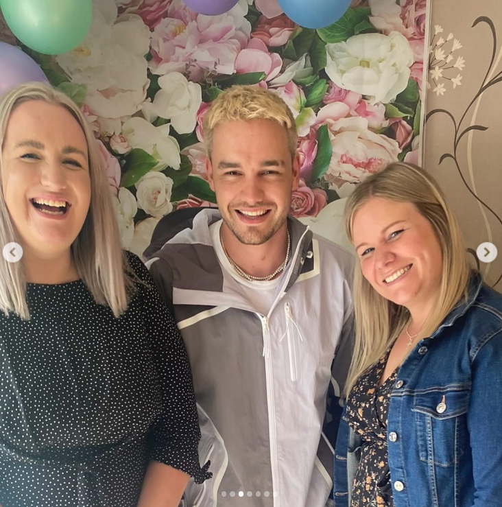 Liam Payne lächelt mit seinen Schwestern bei einer Familienfeier, umgeben von Blumendekoration und Luftballons. | Quelle: Instagram/@np2788