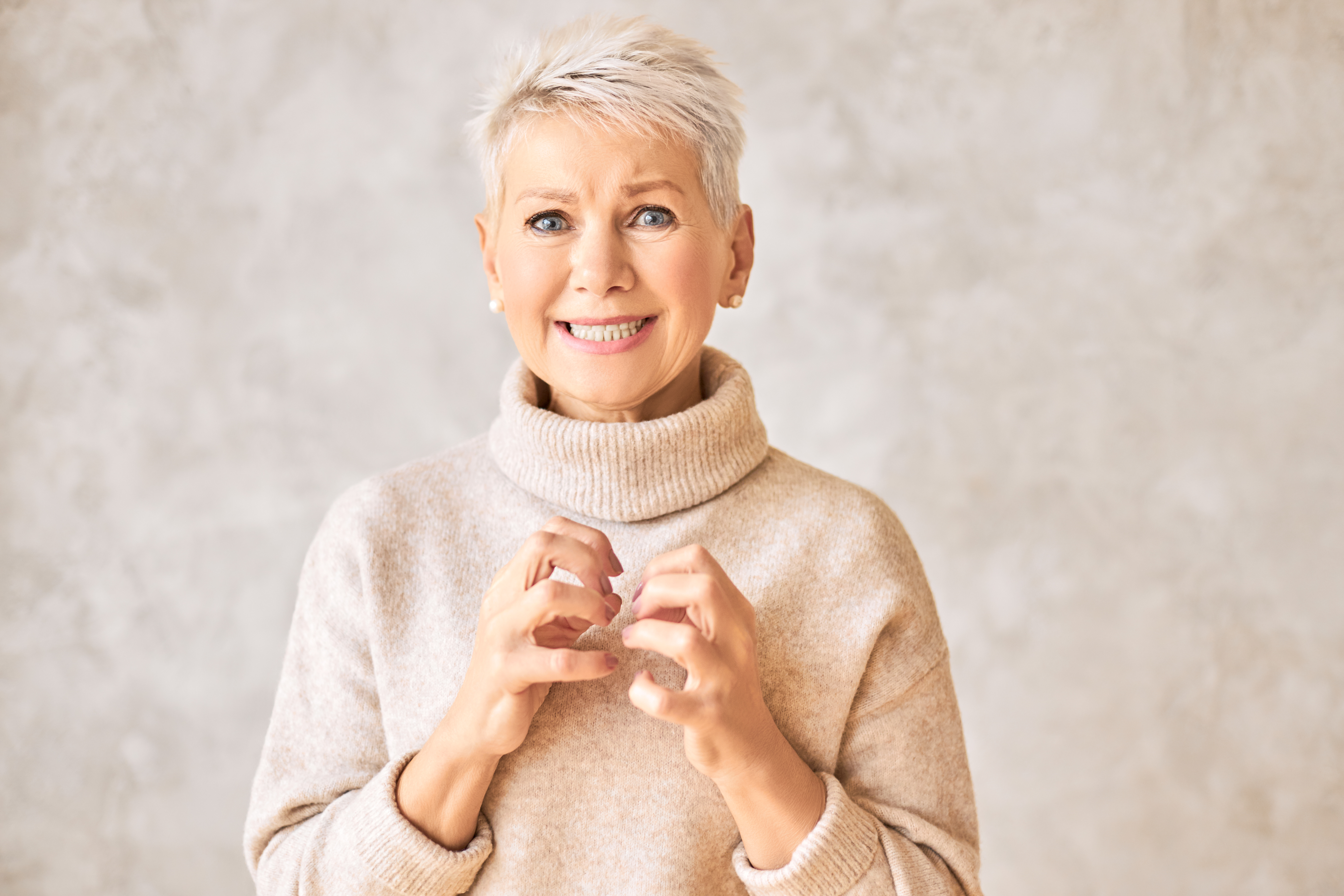 Zögernde ältere Dame | Quelle: Freepik.com