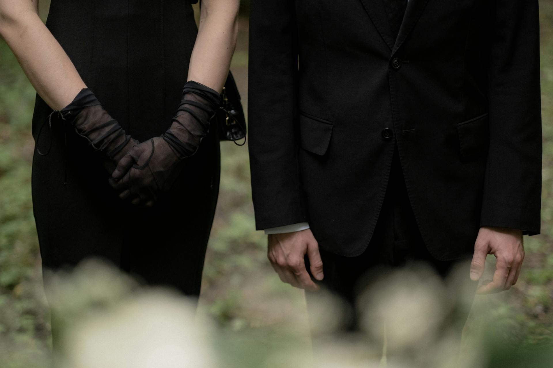 Ein Mann und eine Frau in Schwarz gekleidet | Quelle: Pexels
