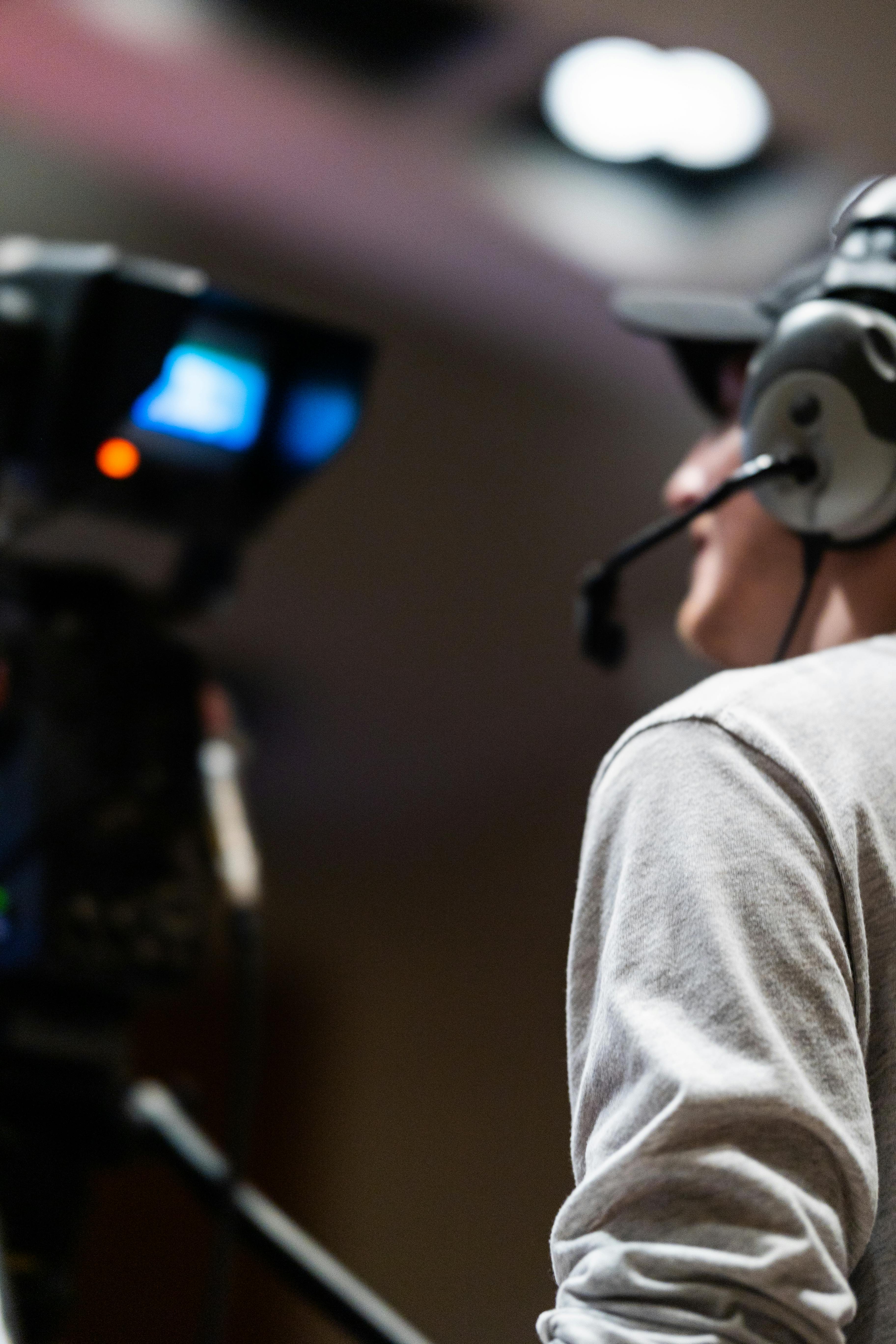 Eine Person, die eine Kamera bedient | Quelle: Pexels