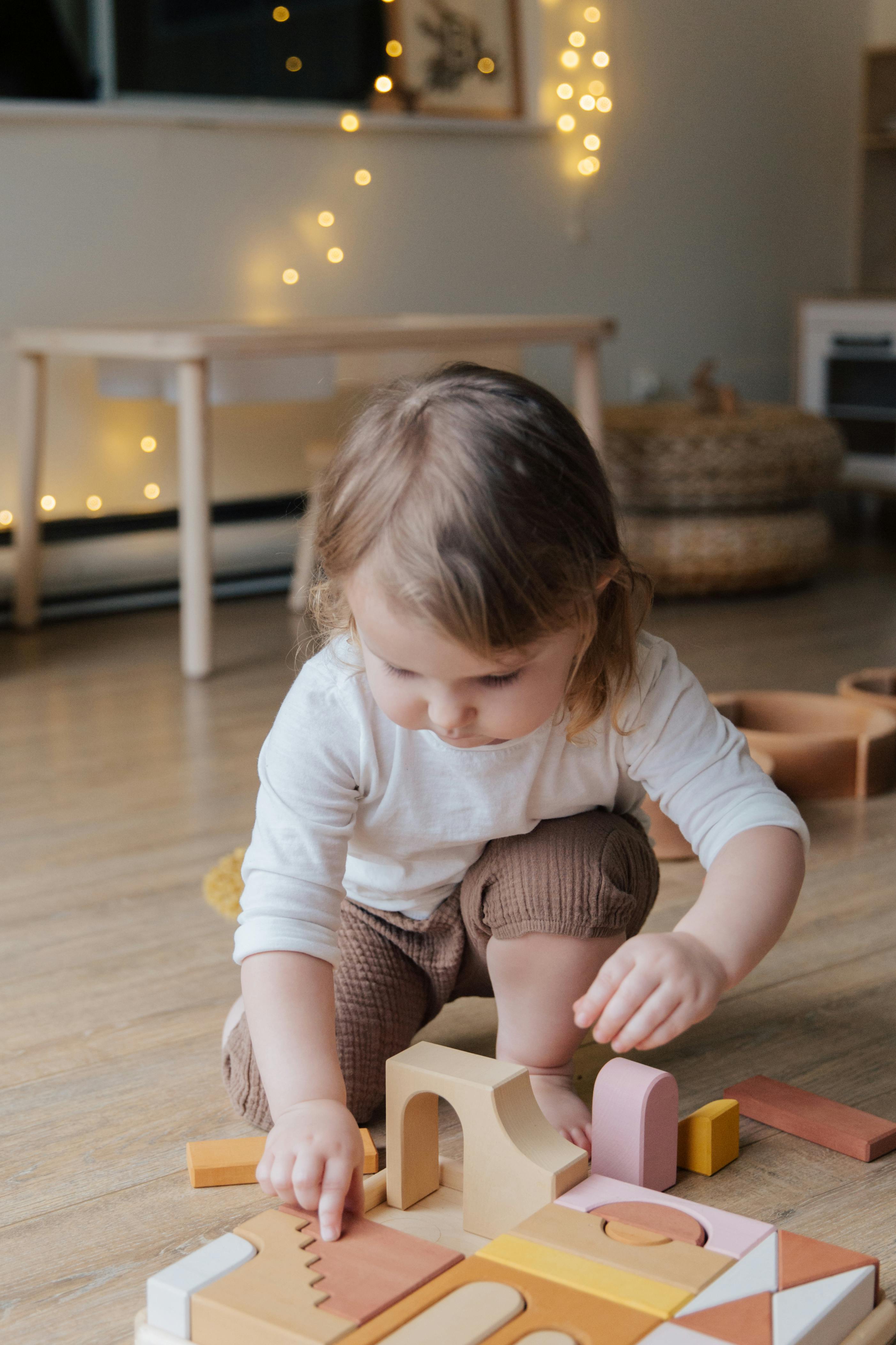 Ein kleines Mädchen spielt mit ihren Spielsachen | Quelle: Pexels