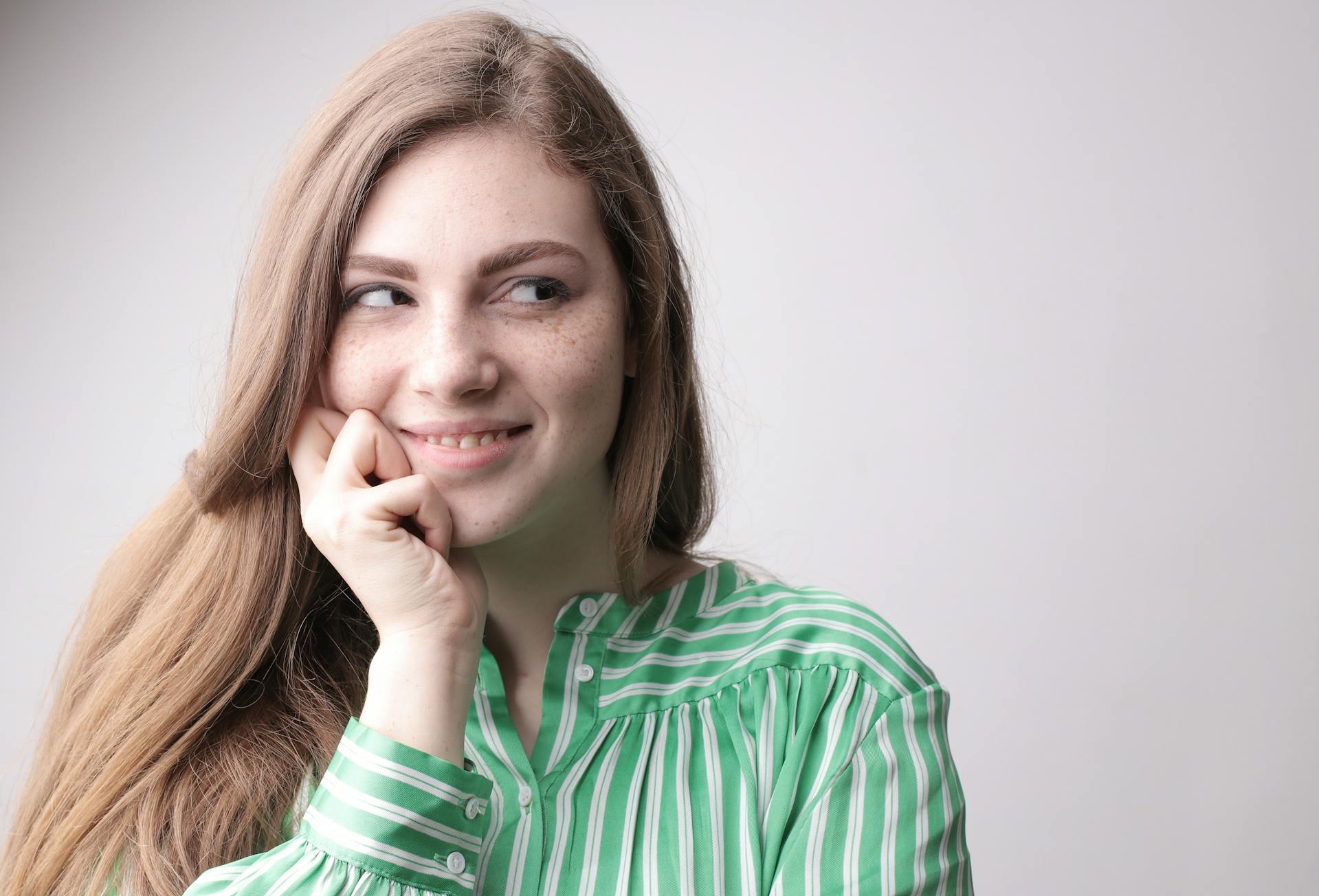 Eine Frau, die zur Seite schaut | Quelle: Pexels