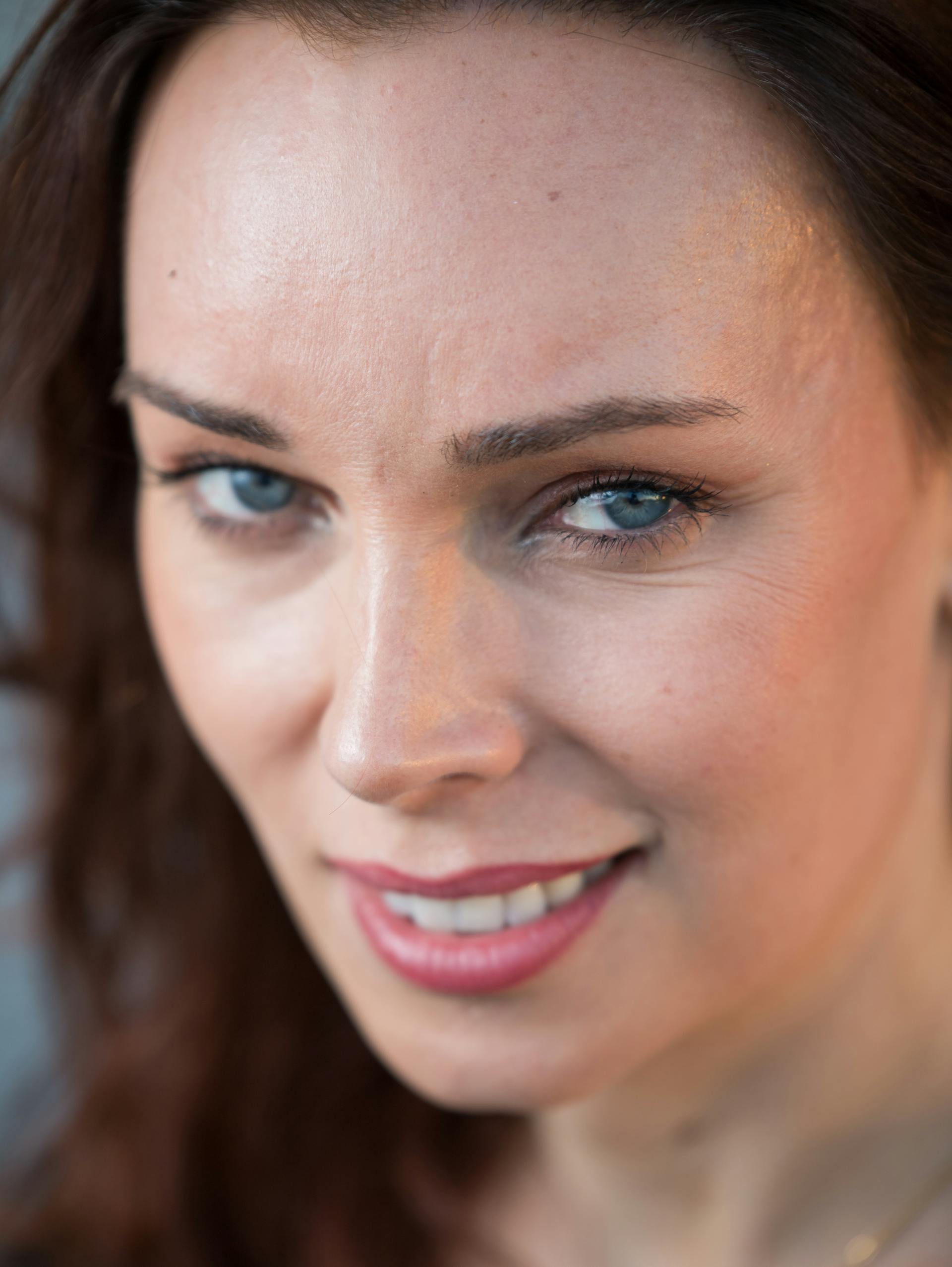Eine Frau mit einem falsch aussehenden Lächeln | Quelle: Pexels