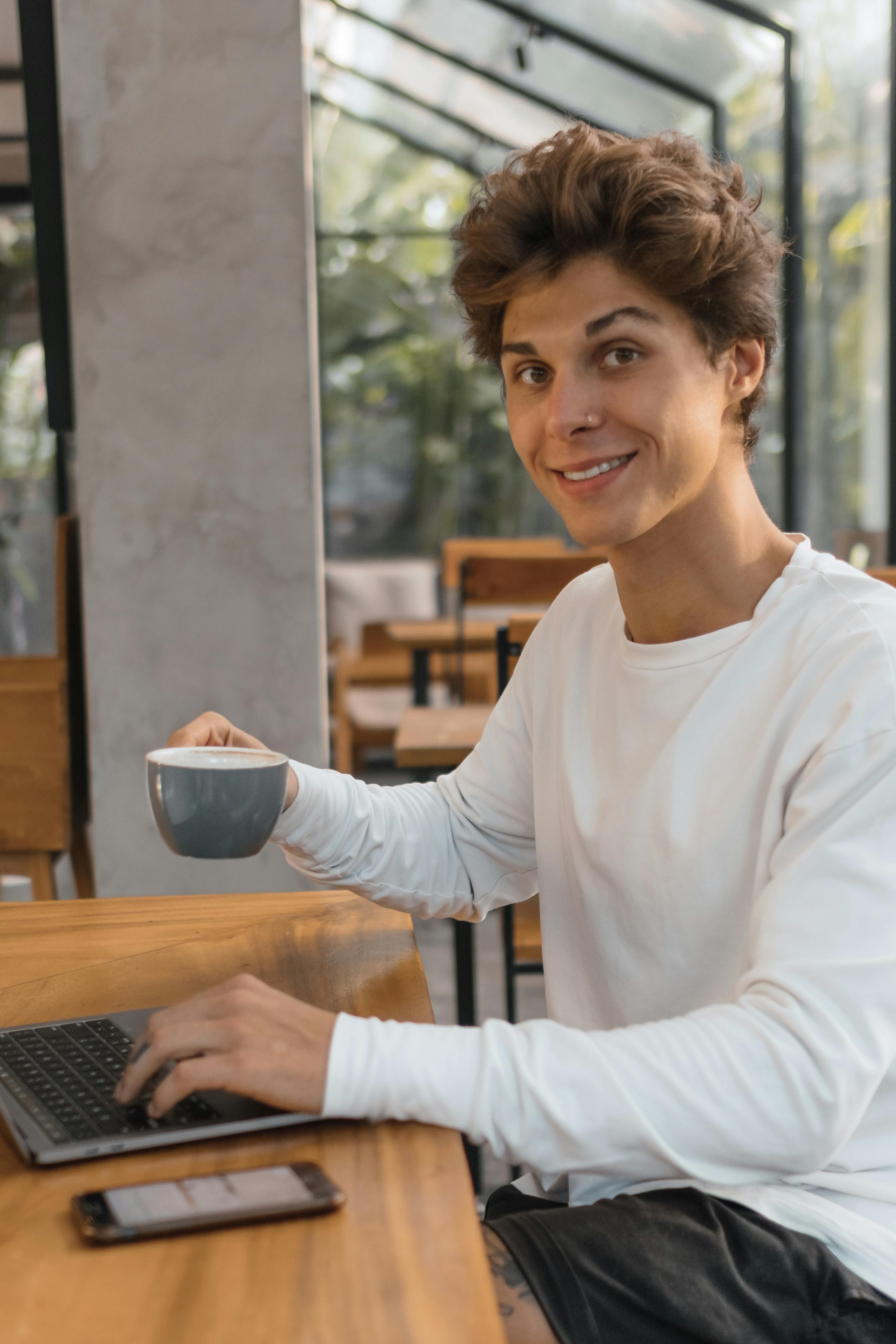 Junger Mann trinkt Kaffee | Quelle: Pexels
