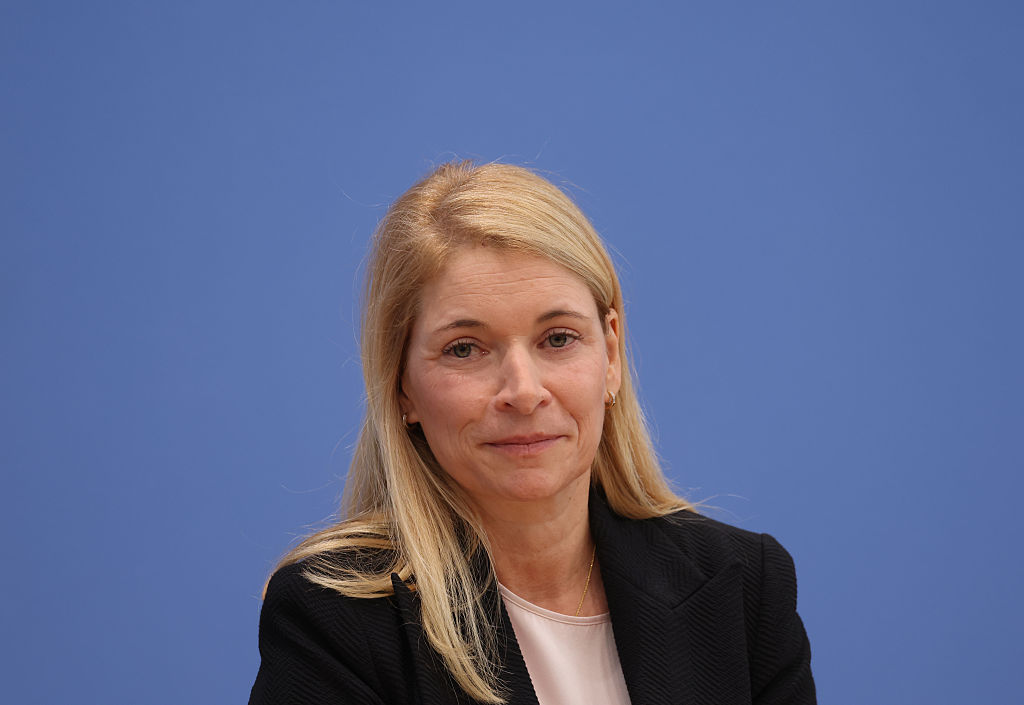 Die designierte neue Vorstandsvorsitzende der Deutschen Bahn, Evelyn Palla, spricht am 22. September 2025 in Berlin vor den Medien. | Quelle: Getty Images