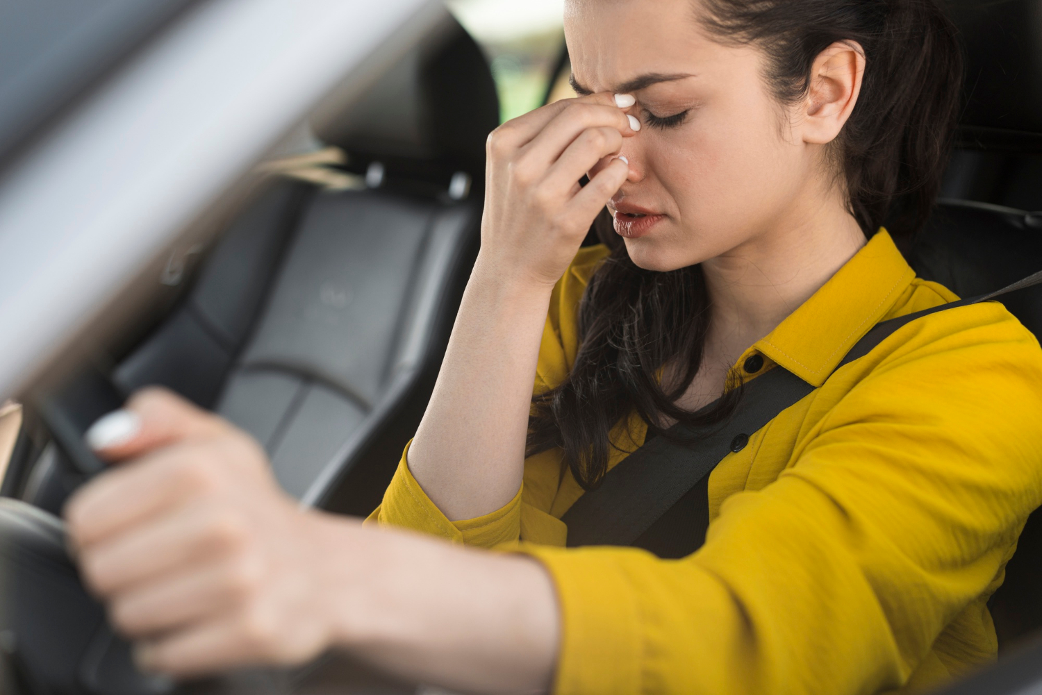 Eine frustrierte Frau sitzt in ihrem Auto | Quelle: Freepik