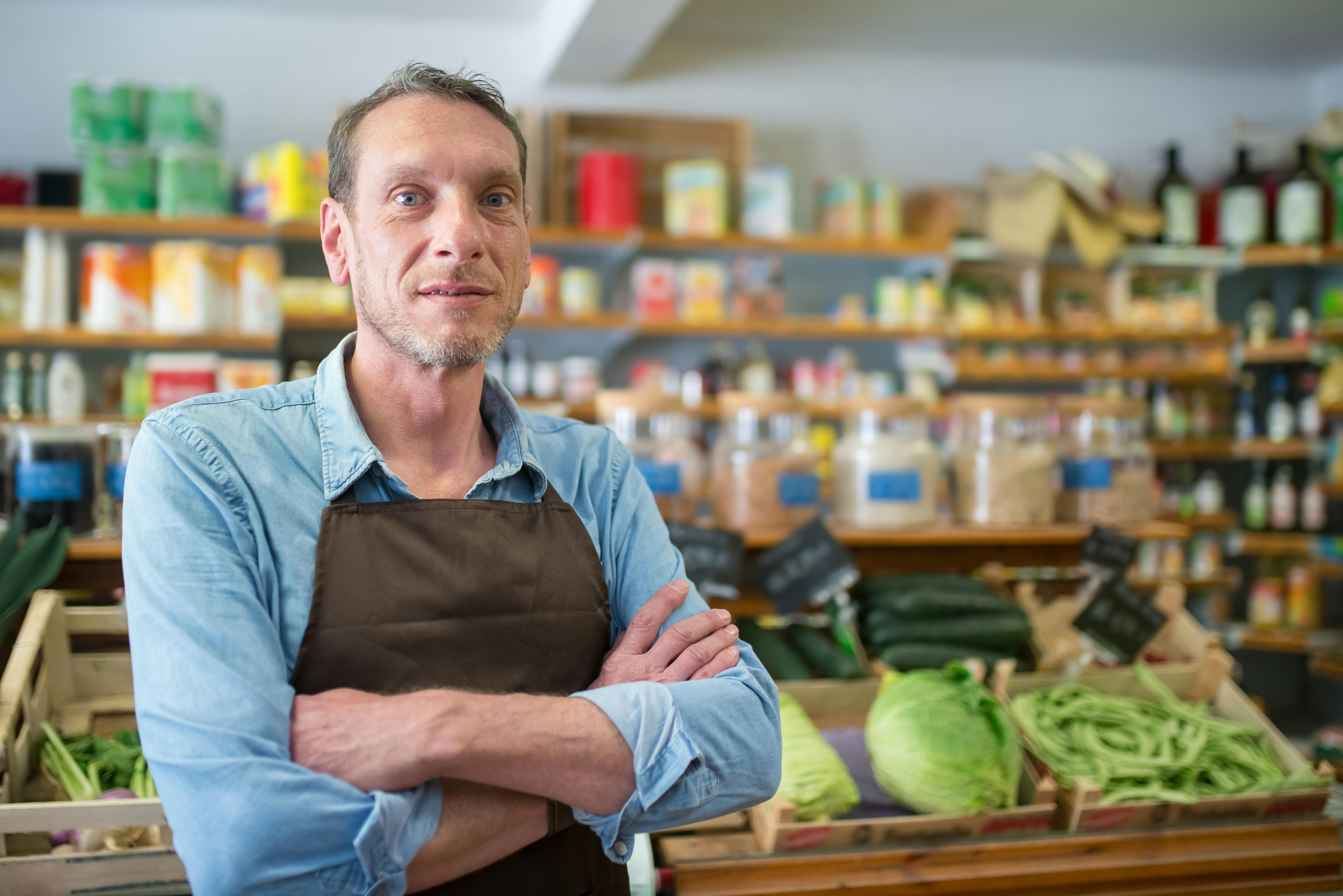 Ein seriöser Manager in einem Laden | Quelle: Pexels