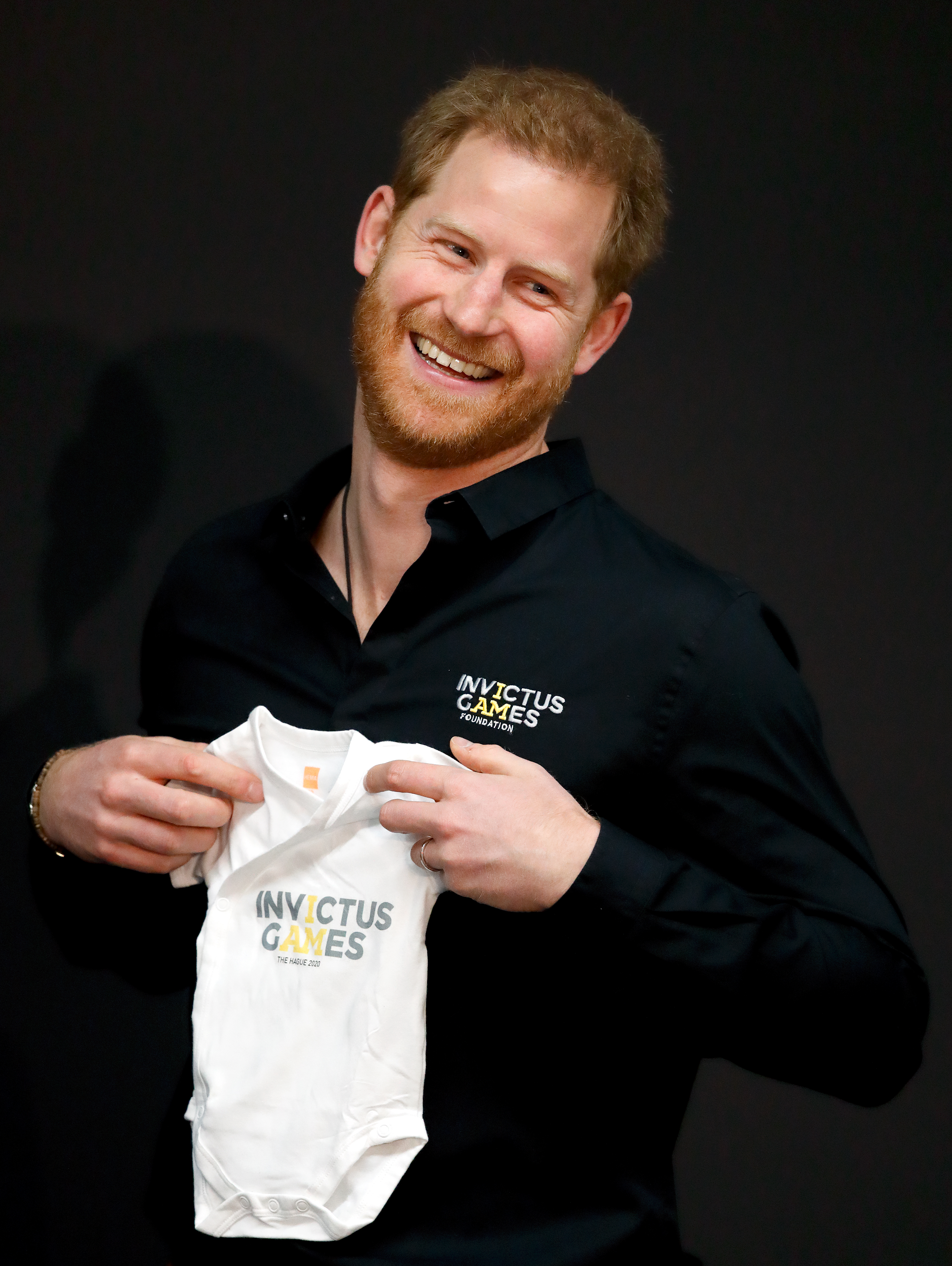 Prinz Harry, Herzog von Sussex, bekommt einen Invictus Games Onesie für Archie überreicht, als er die Invictus Games am 9. Mai 2019 in Den Haag, Niederlande, offiziell eröffnet | Quelle: Getty Images