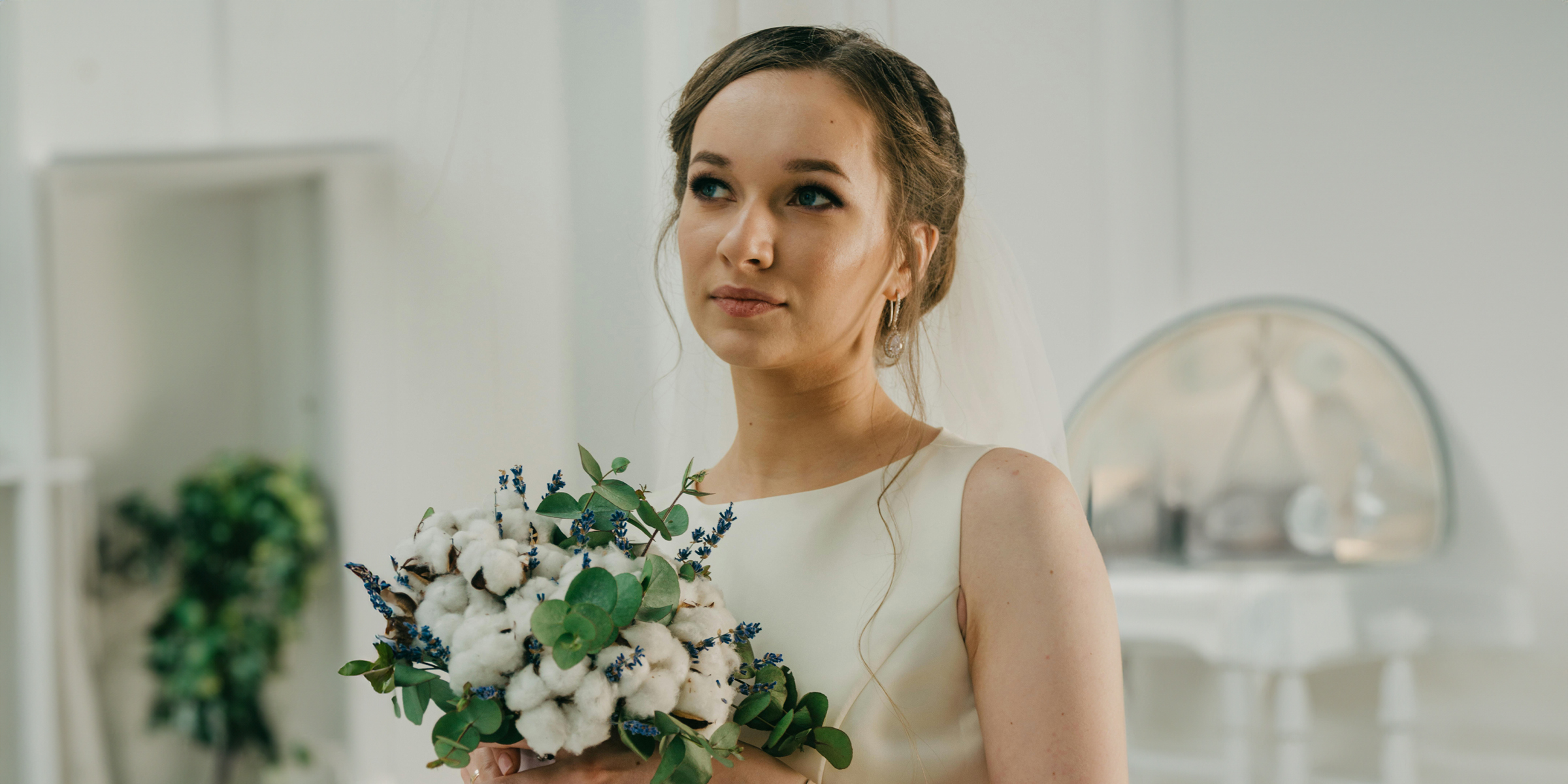 Eine Braut hält einen Blumenstrauß | Quelle: Pexels