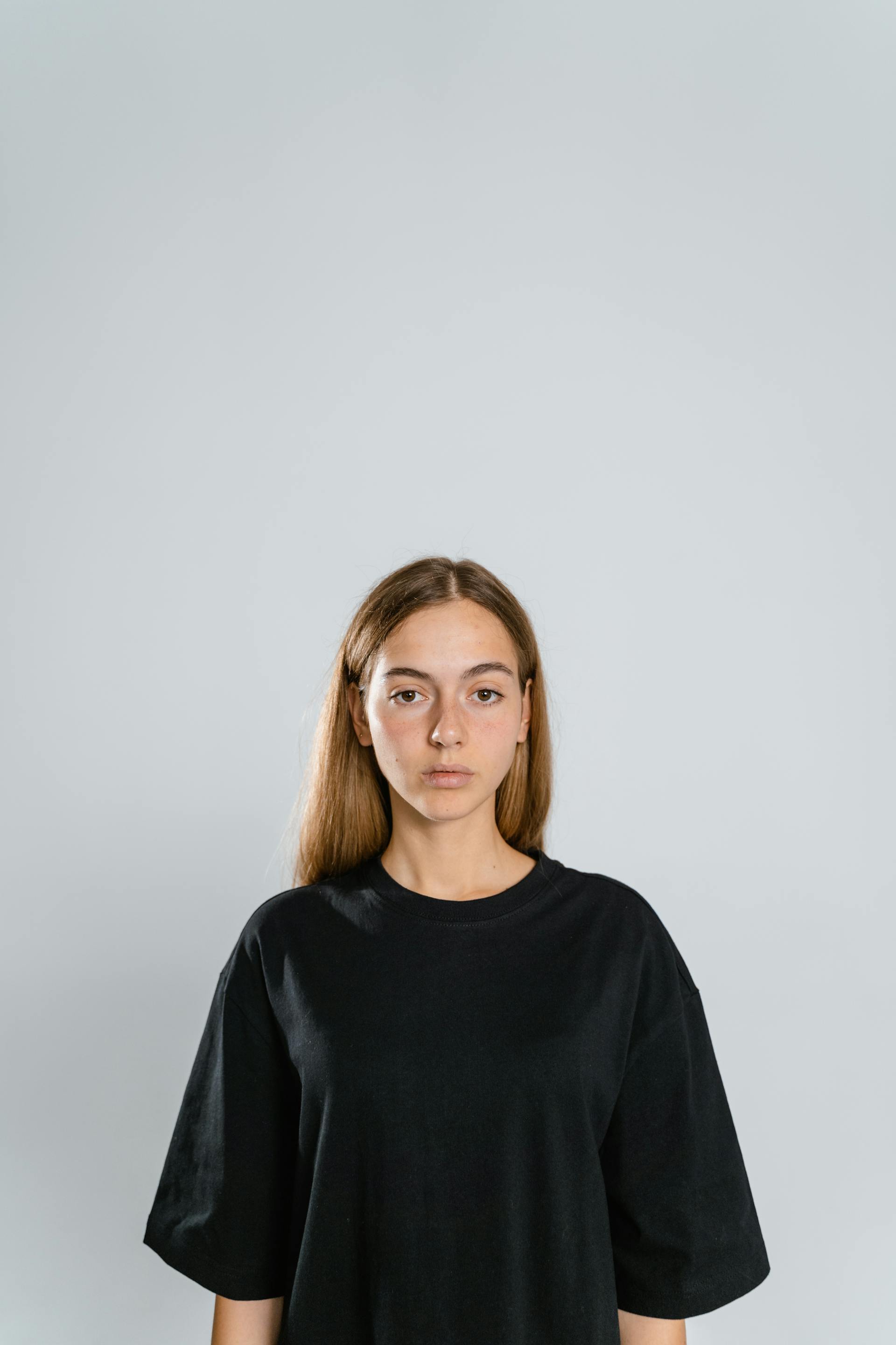 Ein Teenager mit steinerner Miene | Quelle: Pexels