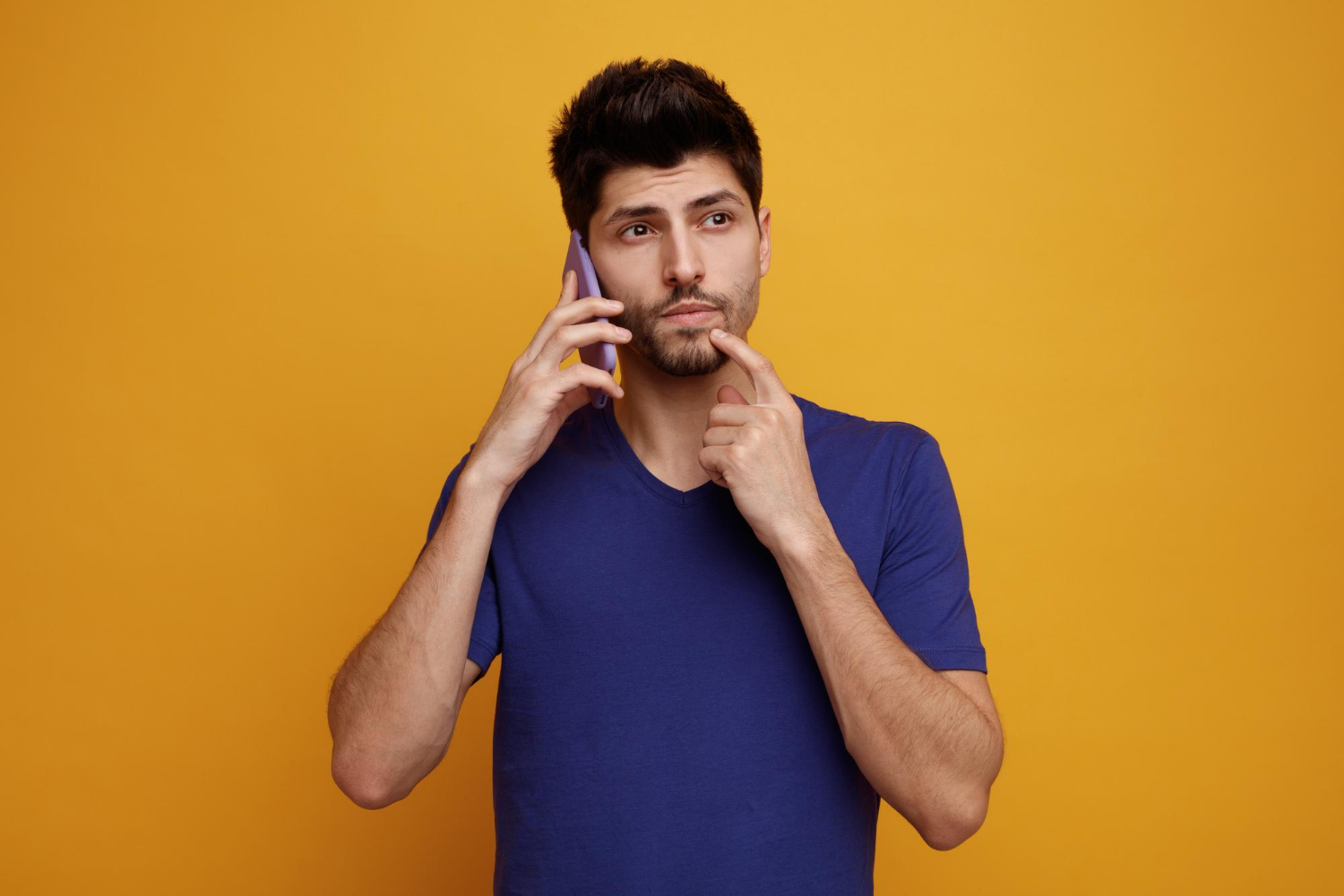 Ein nachdenklicher Mann, der telefoniert | Quelle: Freepik