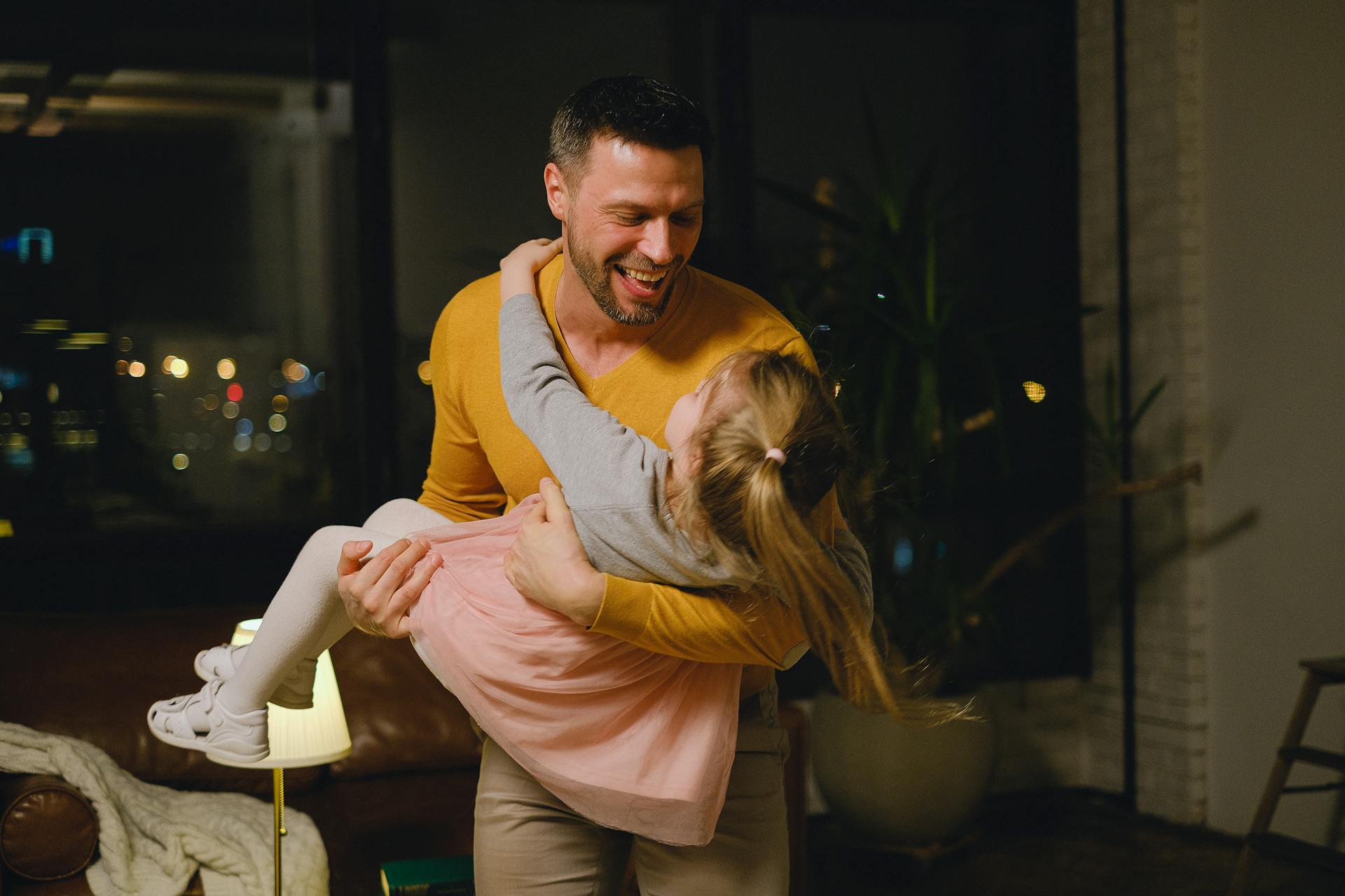 Ein Vater spielt mit seiner kleinen Tochter | Quelle: Pexels