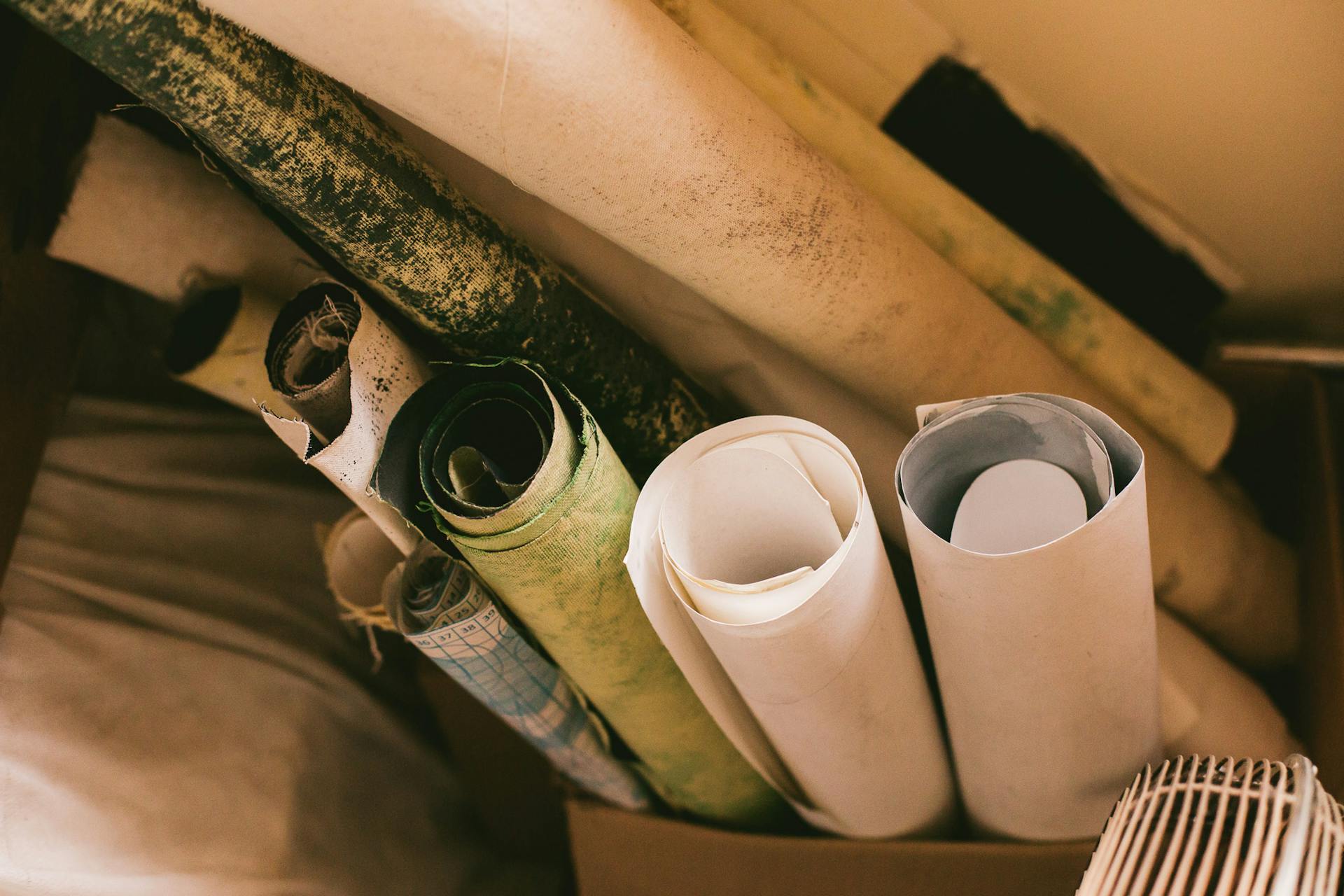 Aufgerollte Papierbögen | Quelle: Pexels