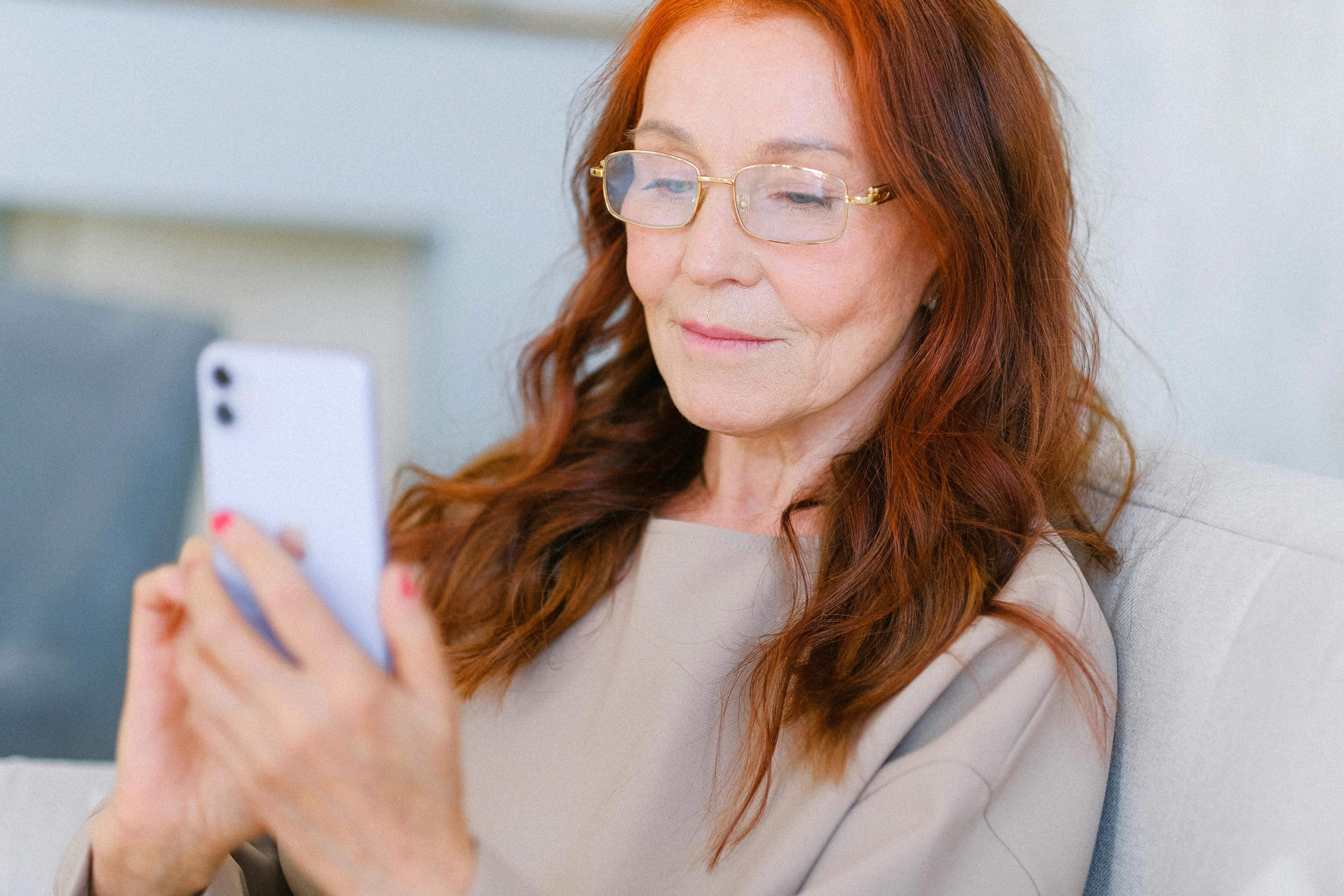 Eine ältere Frau, die ihr Telefon benutzt | Quelle: Pexels