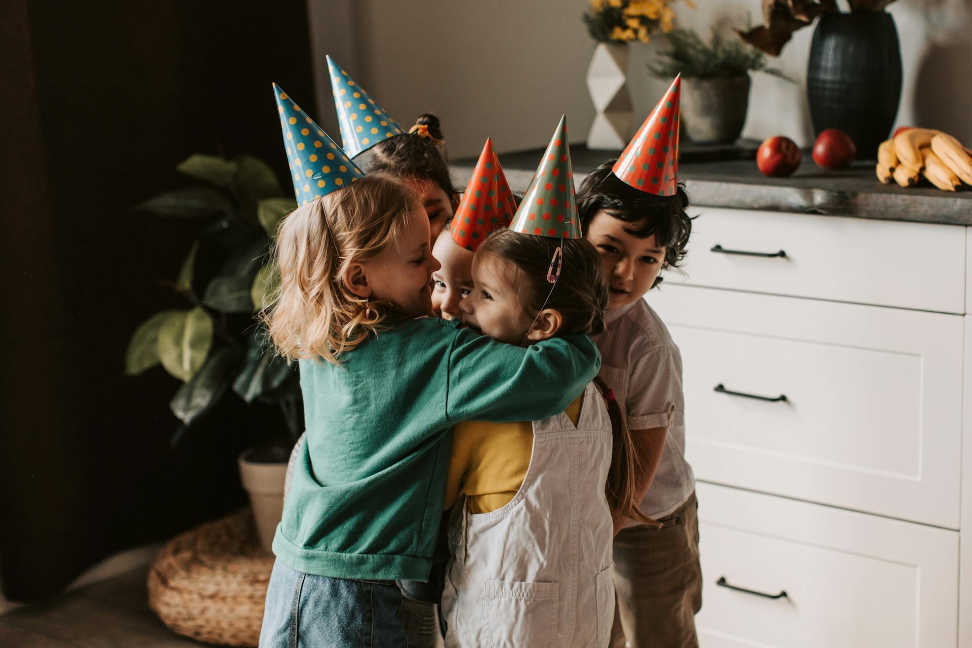 Kinder auf einer Geburtstagsparty | Quelle: Pexels