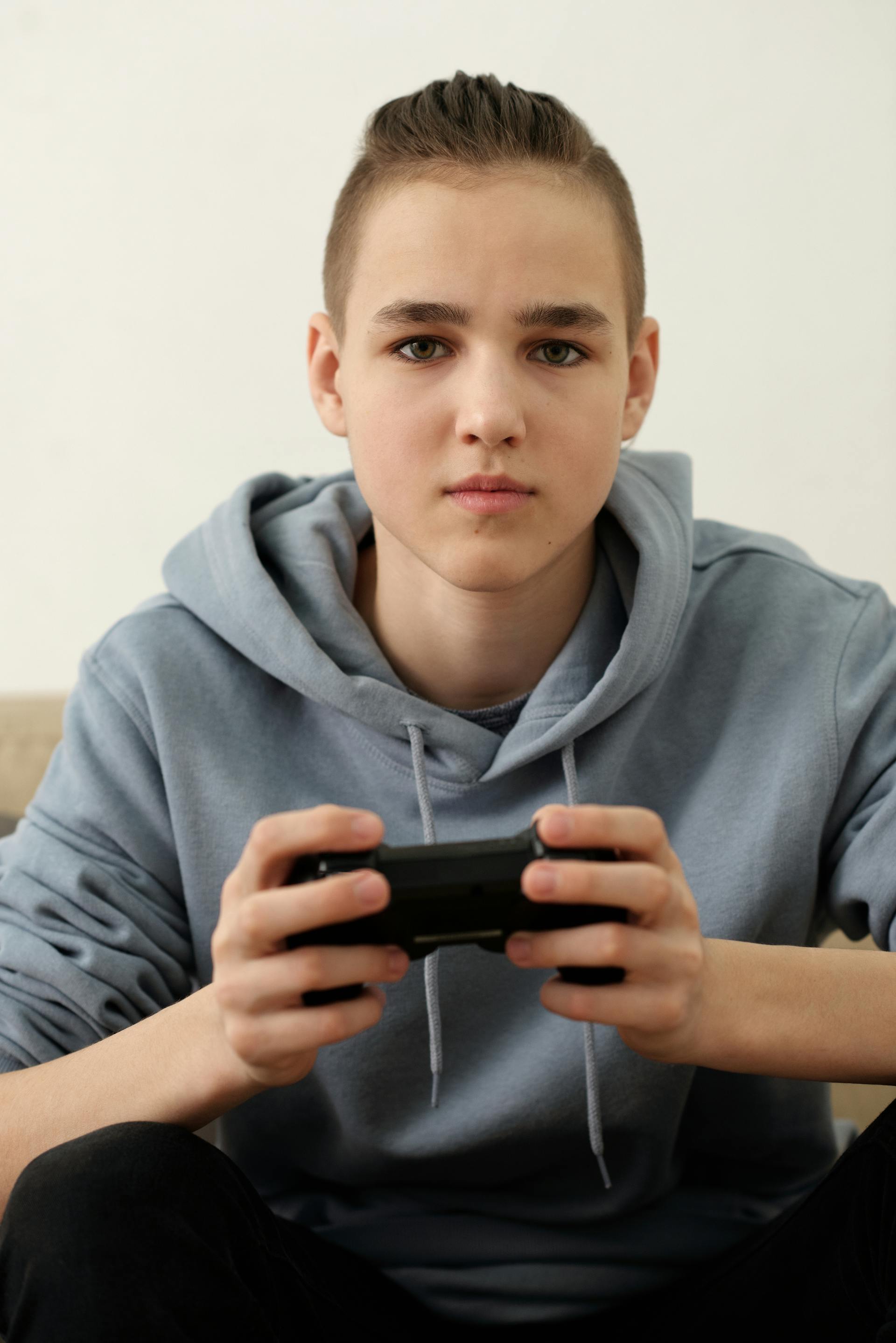 Ein Jugendlicher spielt Videospiele | Quelle: Pexels