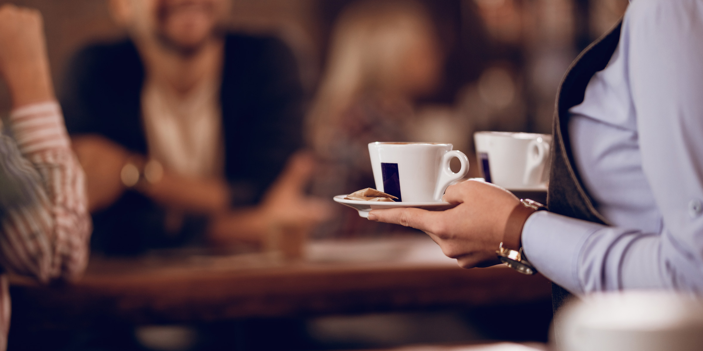 Eine Kellnerin mit einer Tasse Kaffee in der Hand | Quelle: Freepik