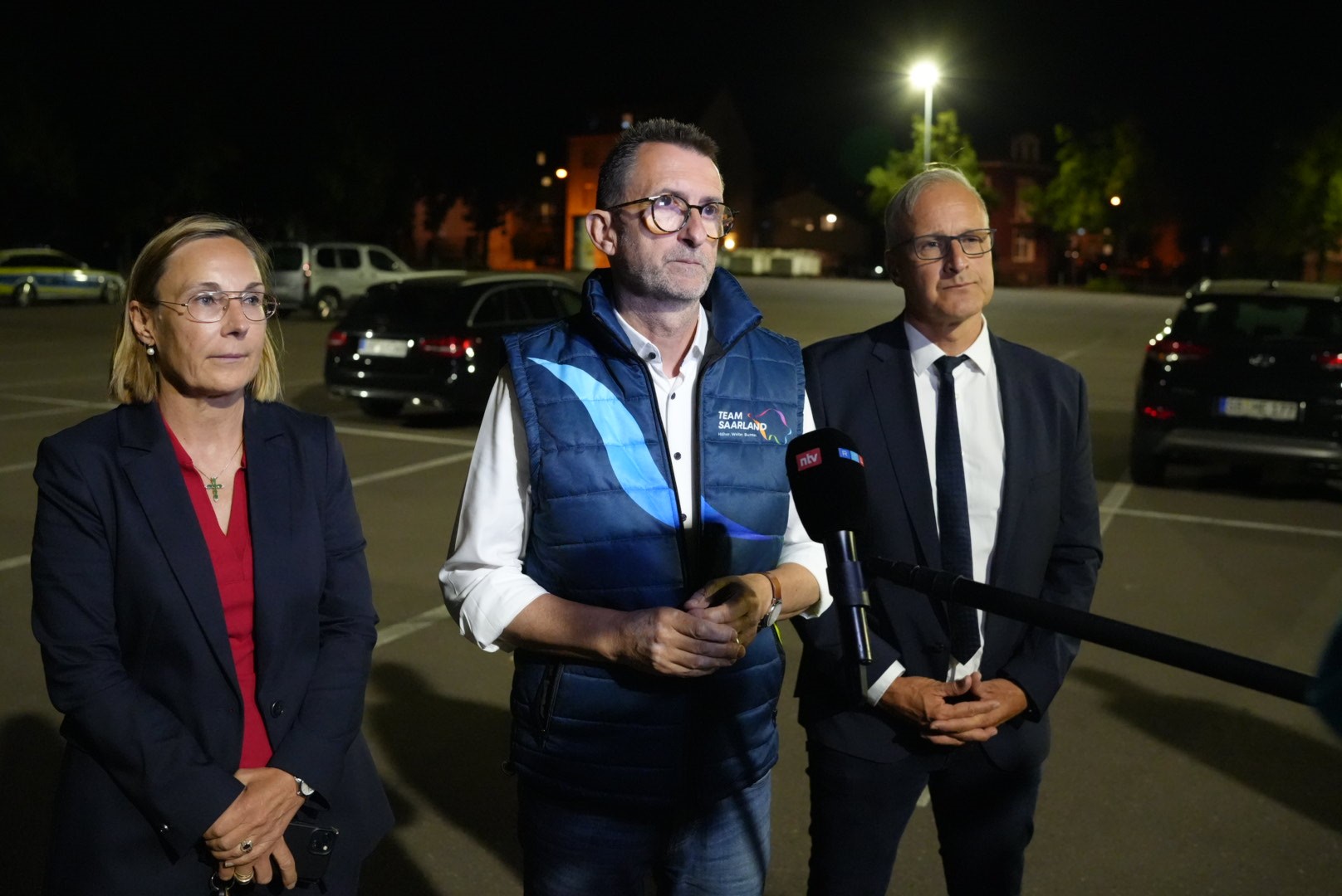 21. August 2025, Saarland, Völklingen: Reinhold Jost (M, SPD), Innenminister des Saarlandes, spricht mit Journalisten. Ein Polizist wurde bei einem Raubüberfall auf eine Tankstelle in Völklingen, Saarland, durch Schüsse getötet. | Quelle: Getty Images