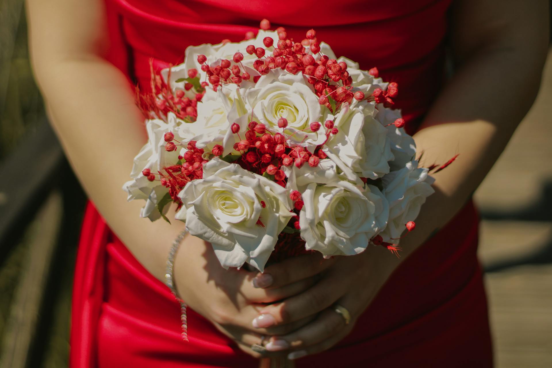Eine Frau hält einen Blumenstrauß | Quelle: Pexels