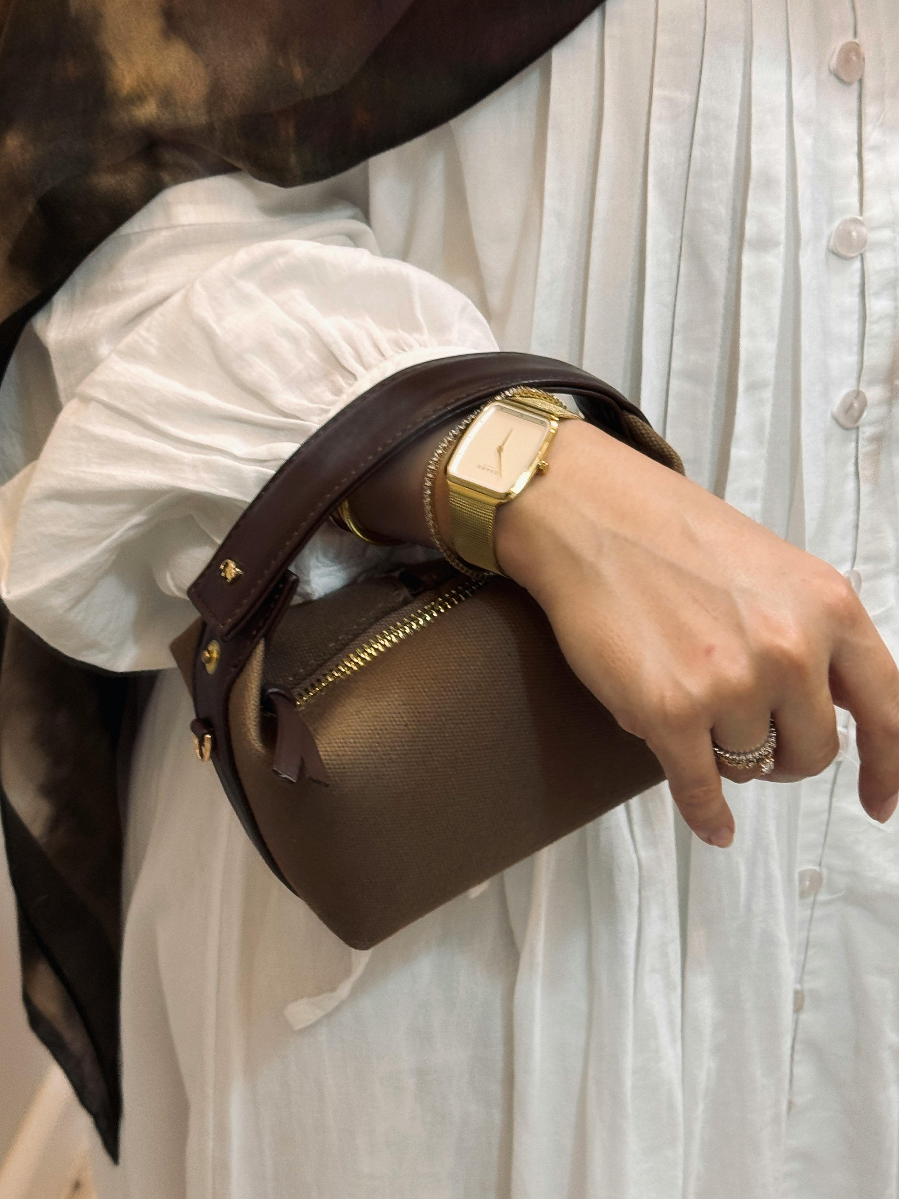 Eine Frau hält ihre Handtasche | Quelle: Pexels