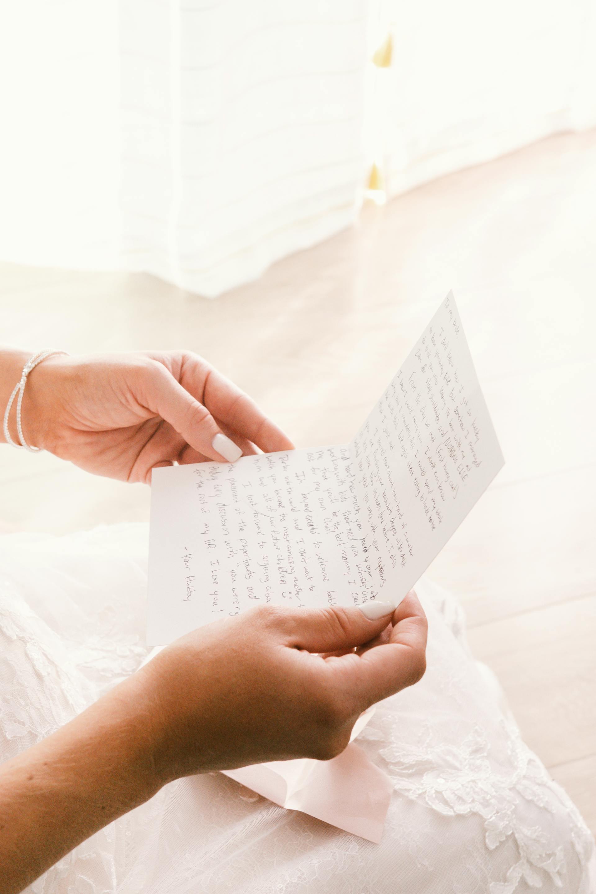 Eine Frau hält einen Brief | Quelle: Pexels