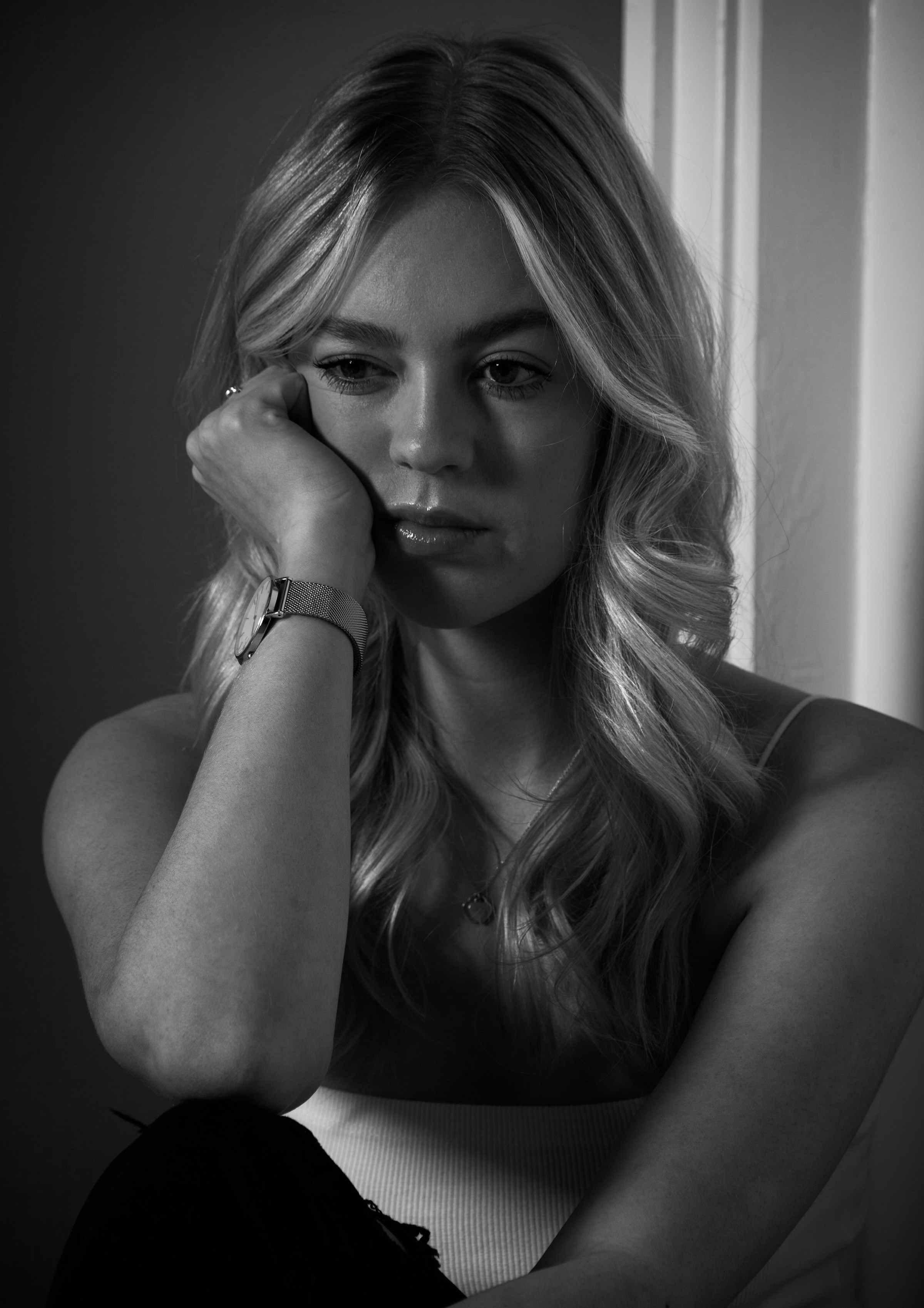 Ein Graustufenfoto von einer traurigen Frau | Quelle: Unsplash