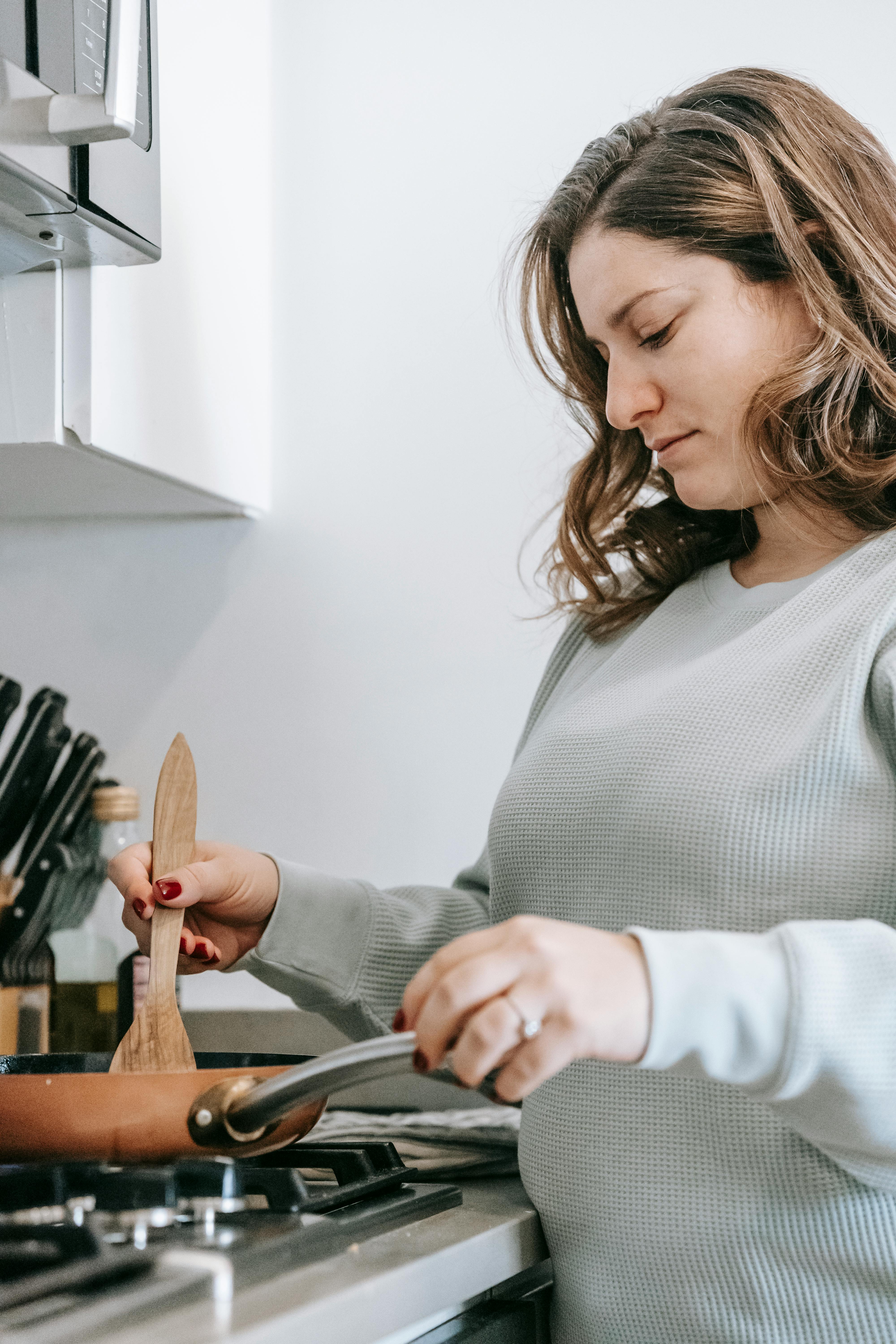 Frau beim Kochen | Quelle: Pexels