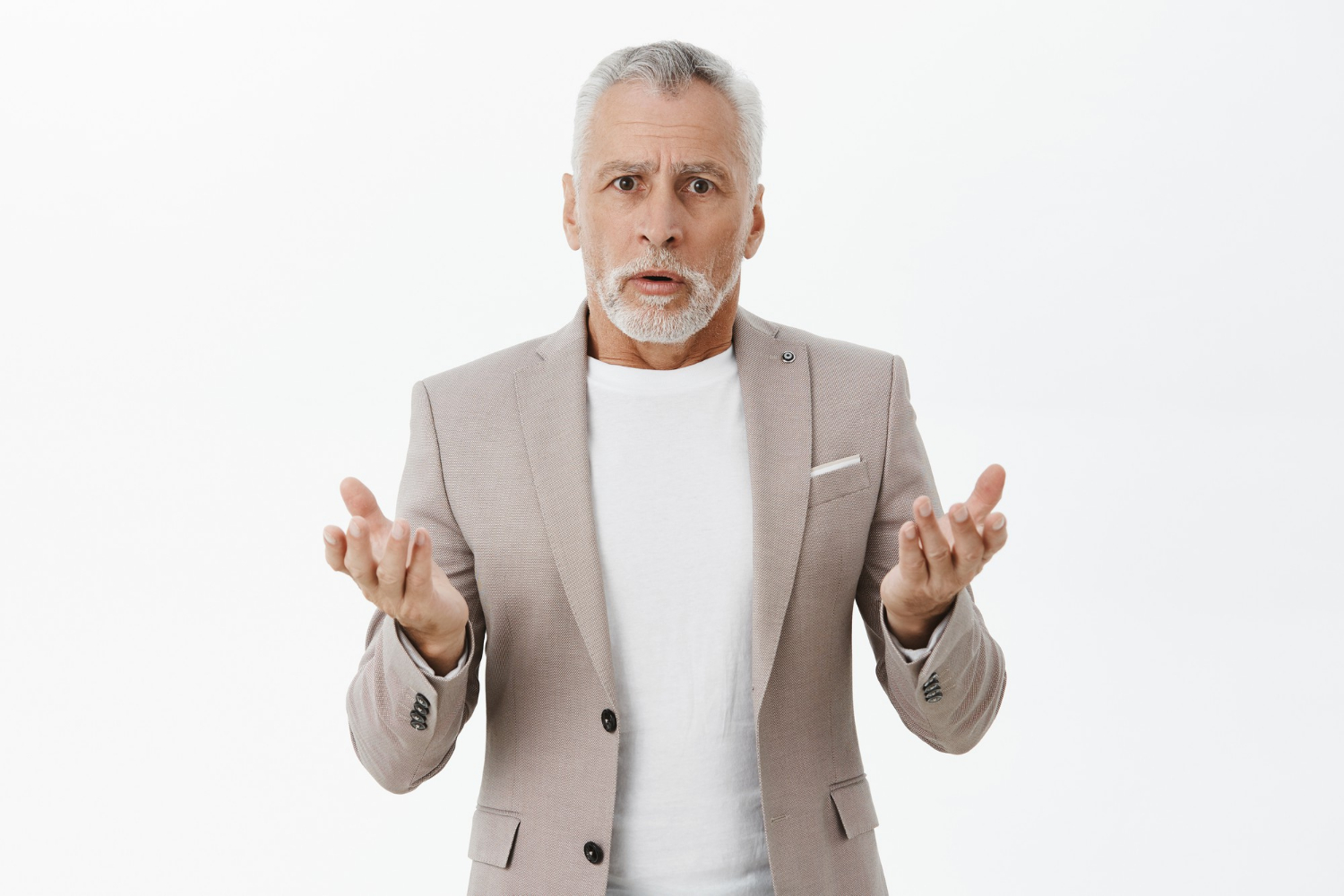 Ein älterer Mann mit besorgtem Blick | Quelle: Freepik